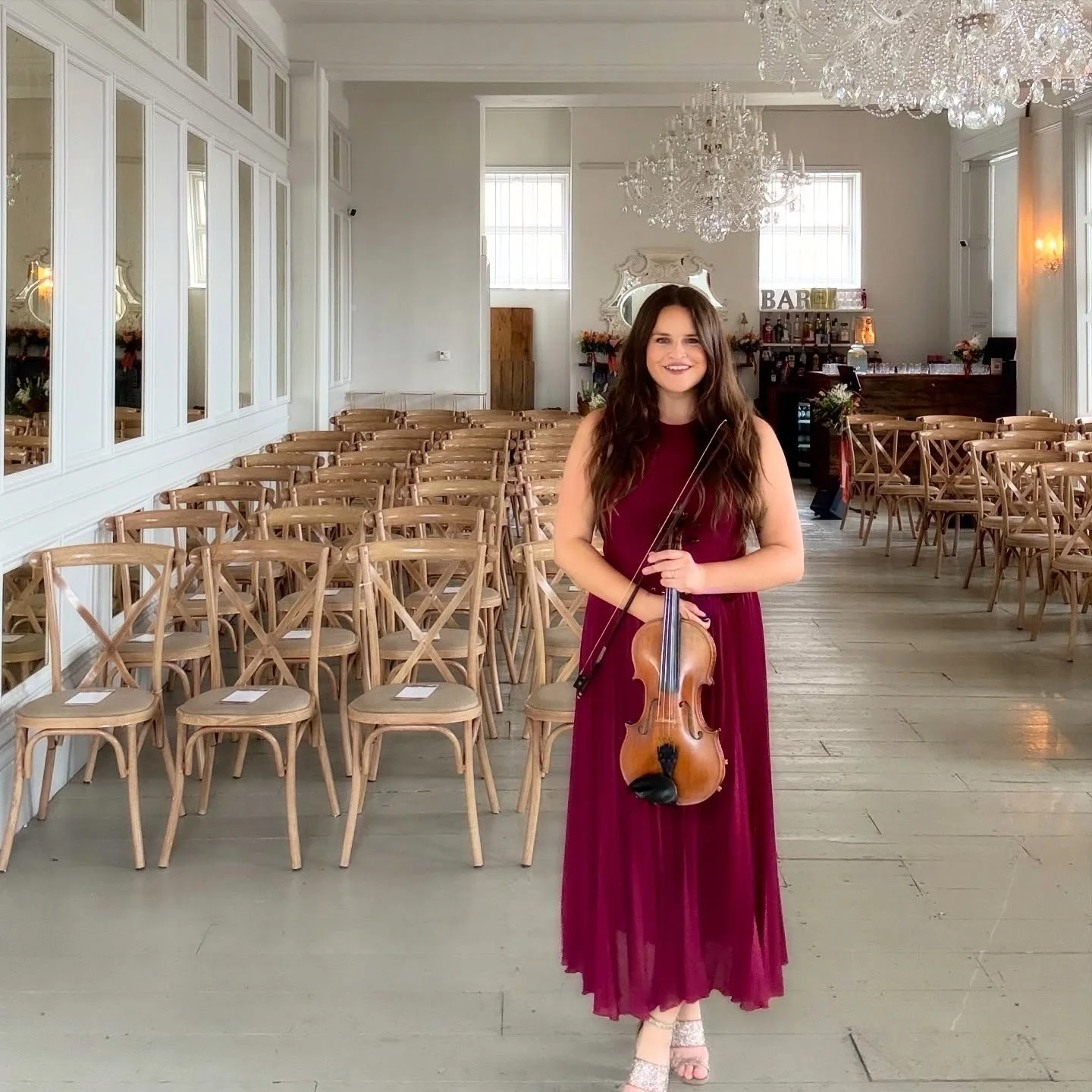 Posing before the beautiful wedding at @thebugle.house today! #violin #wedding #weddingentertainment #weddingmusic #weddingmusicians #violinist #autumnwedding #southampton