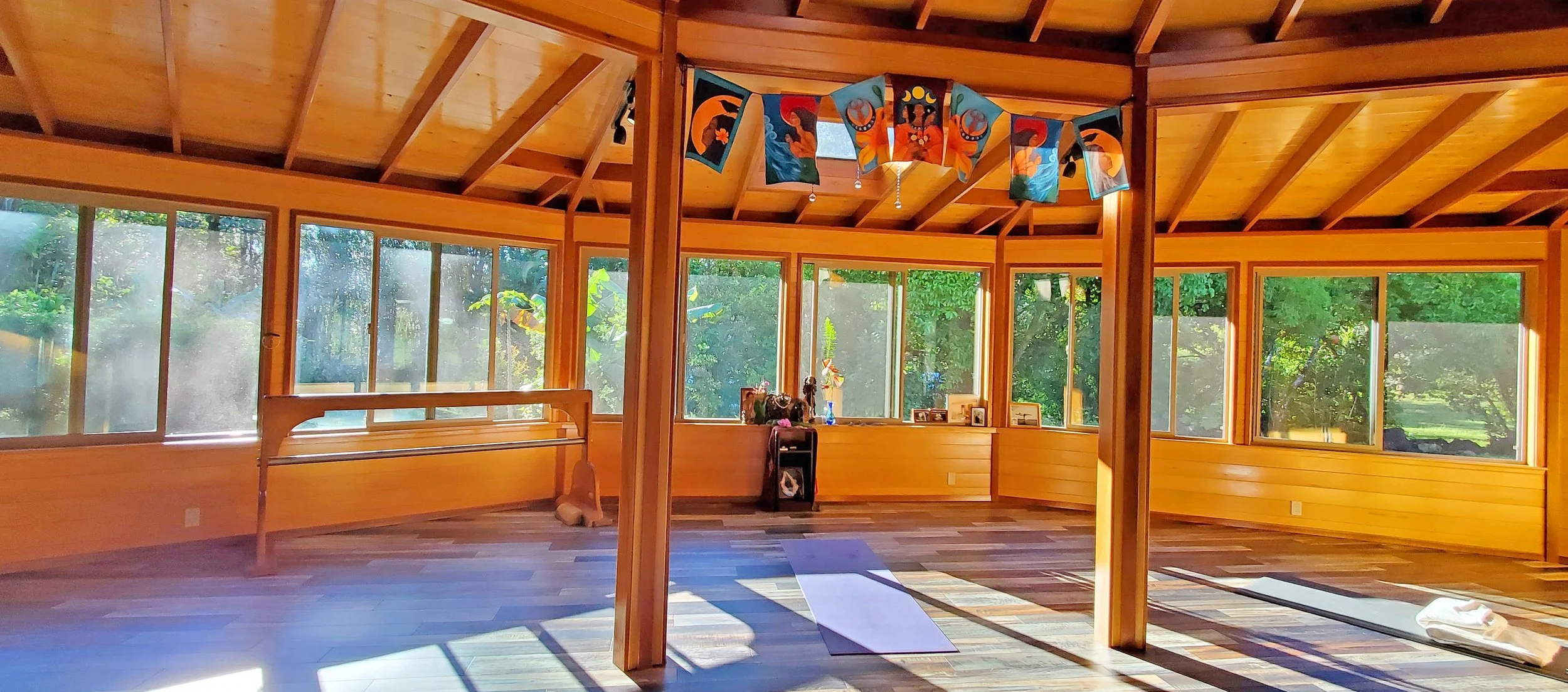 Retreat Yoga Studio in Hawaii. Sunny Studio with lots of windows.