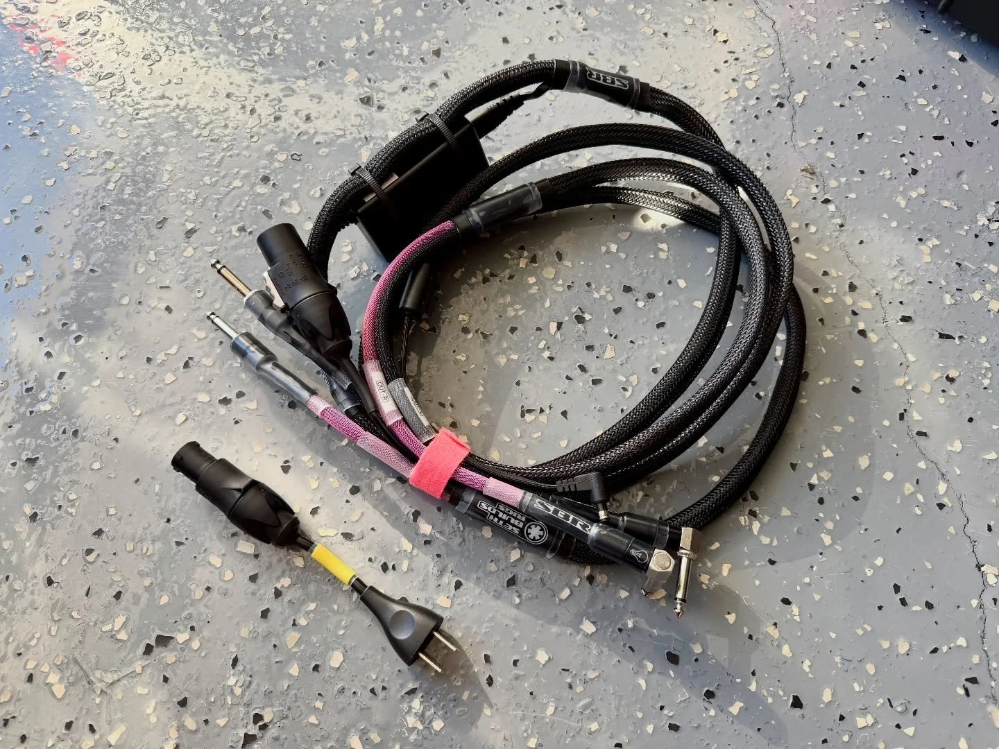 Post 2 of 2: the cables! Here we have the rest of the cabling that goes with the playback+SPD rig for Mr. @gabeousmaximus 🫡

-custom SPD cable loom with some lovely color on the techflex: original PSU integrated, two 1/4&rdquo; cables for main out L
