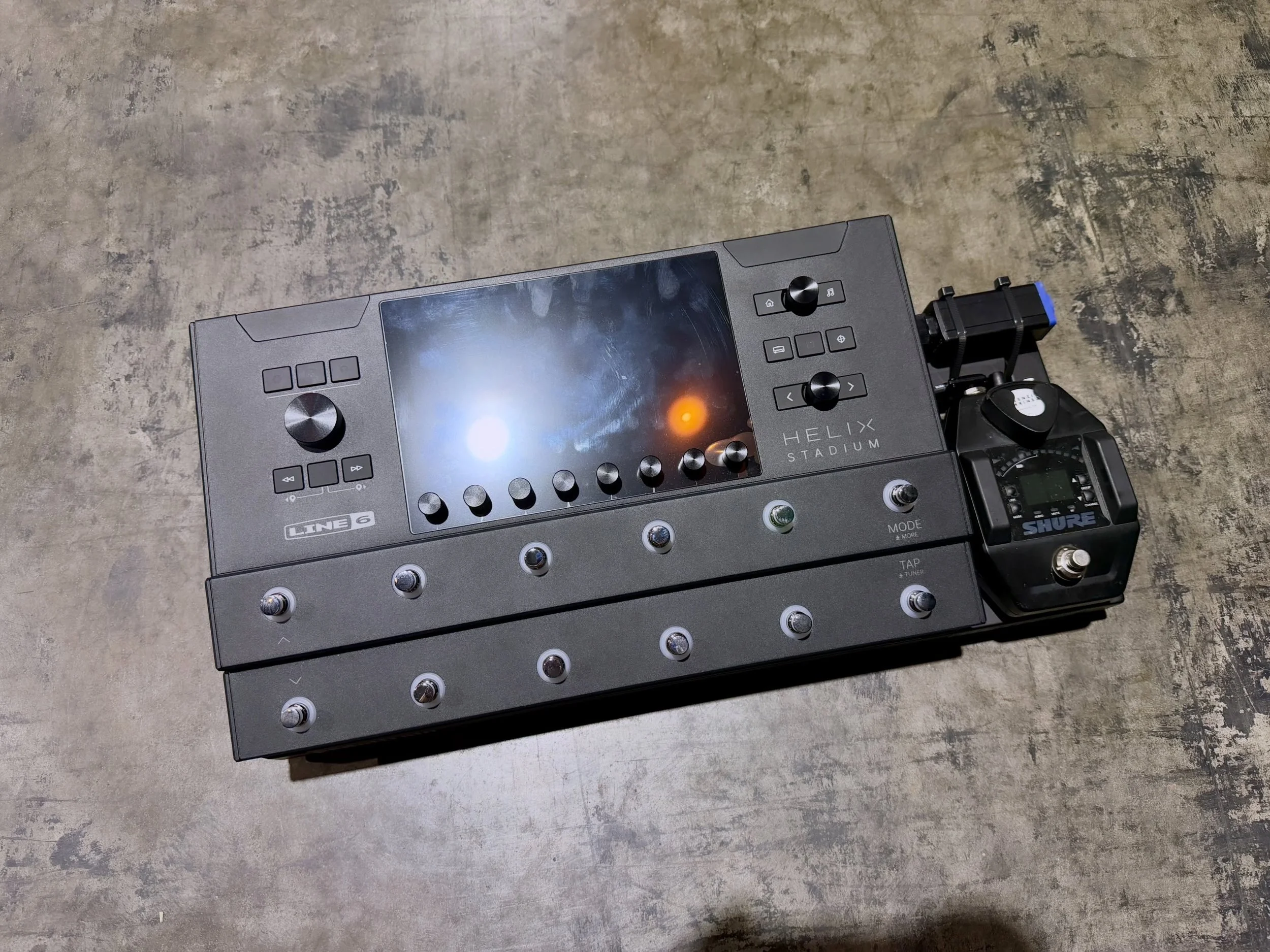 Super fast little board build for @makenzieschriner !!! He upgraded to the helix stadium during rehearsals back in January, and we pi this together super quick for his setup on tour with @maddoxbatson 

One-shot powercon and clean mounting and cablin