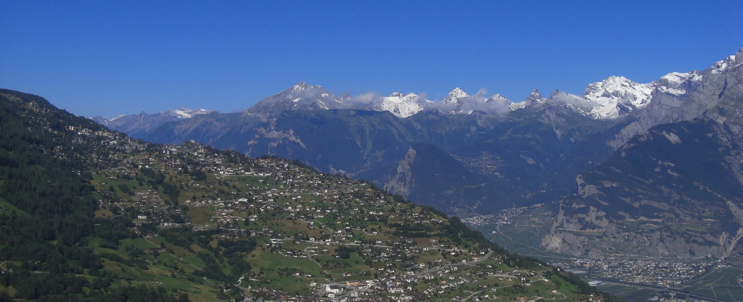 Ferienwohnung-Schweiz-Wallis-Veysonnaz-Les-Bouillets-Ausblick-Rhonetal-Sommer.png