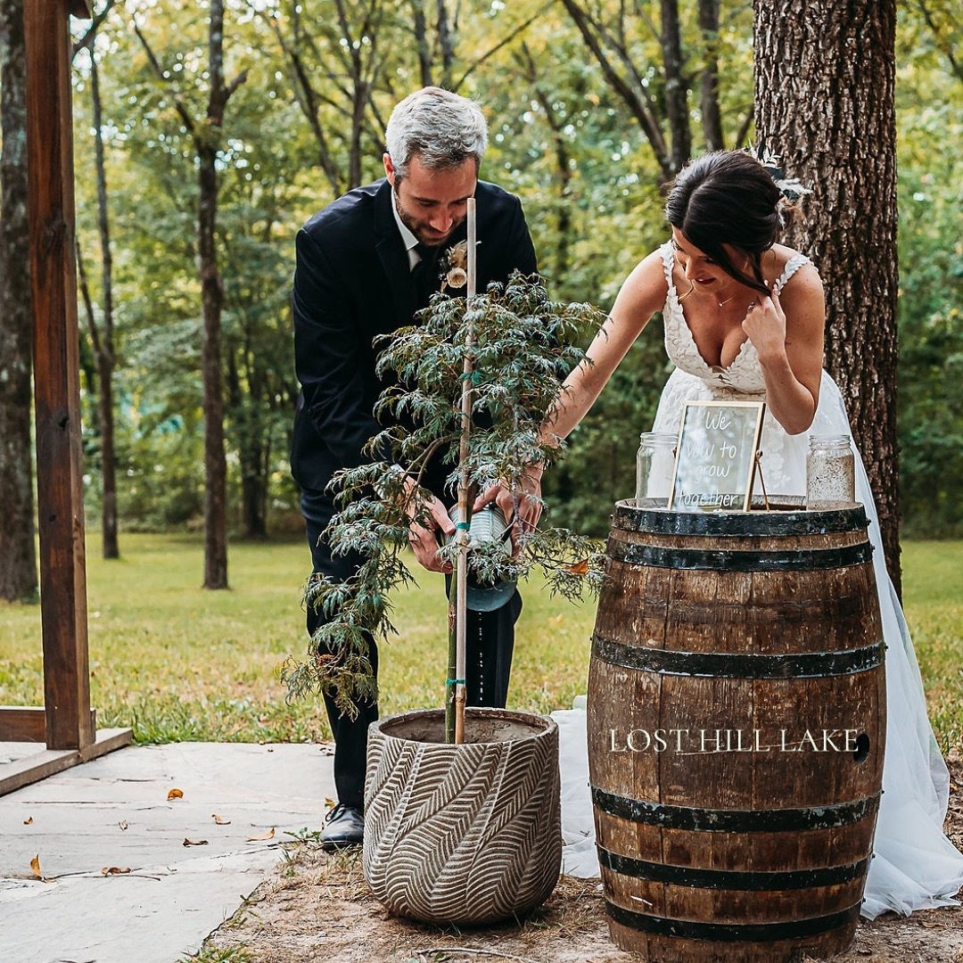 Happy Earth Day, Friends! 🌍 

We adore when our clients incorporate something they and grow into their unity ceremony! 

Let&rsquo;s see your favorite Earth Day Picture! 📷

📸Samantha Struckmann Photography 

#earthday