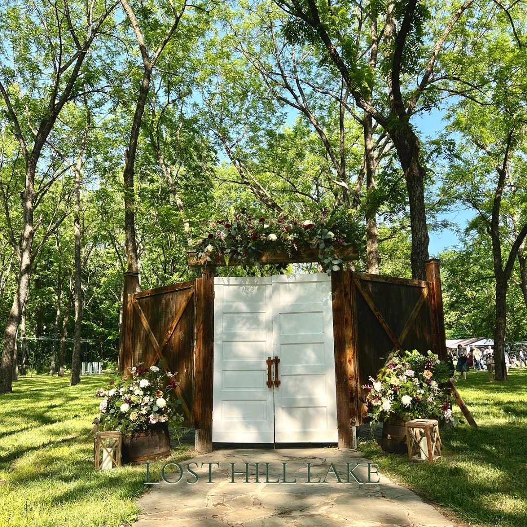 A magical woodland hidden in the Ozark Forest. 🌿

Experience the Walnut Grove at Lost Hill Lake. 
A prime destination to encompass your wedding vows. 

Showings offered 7 Days a week, when you&rsquo;re available! 

Link in bio. 👌

#forestwedding #d