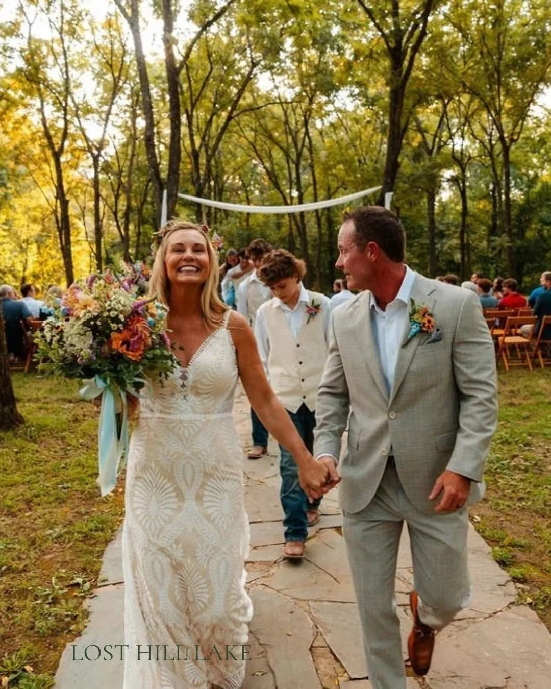 Explore the Walnut Grove.

✨Endless rows of canopy-covered brilliance.🌿
✨Threshold Doors 
✨Stone Aisle
✨Show Stopping Sunsets
✨Seating for up to 250

Tours at your convenience. 😌
 👌🏻Link in bio. 

📸 All Day Media
💐 Mary Tuttles Flowers
#losthil