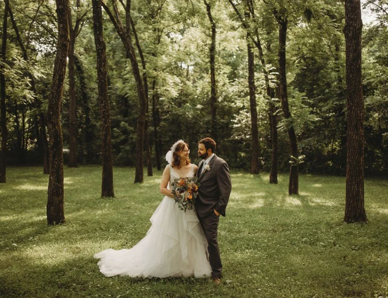 Outdoor Weddings in Missouri: Walnut Grove at Lost Hill Lake