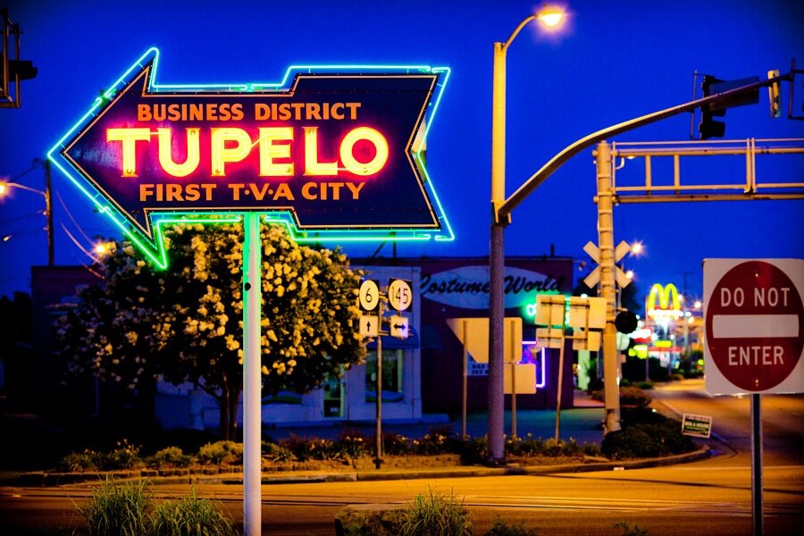Tupelo-MS-sign-at-night-900x600.jpg