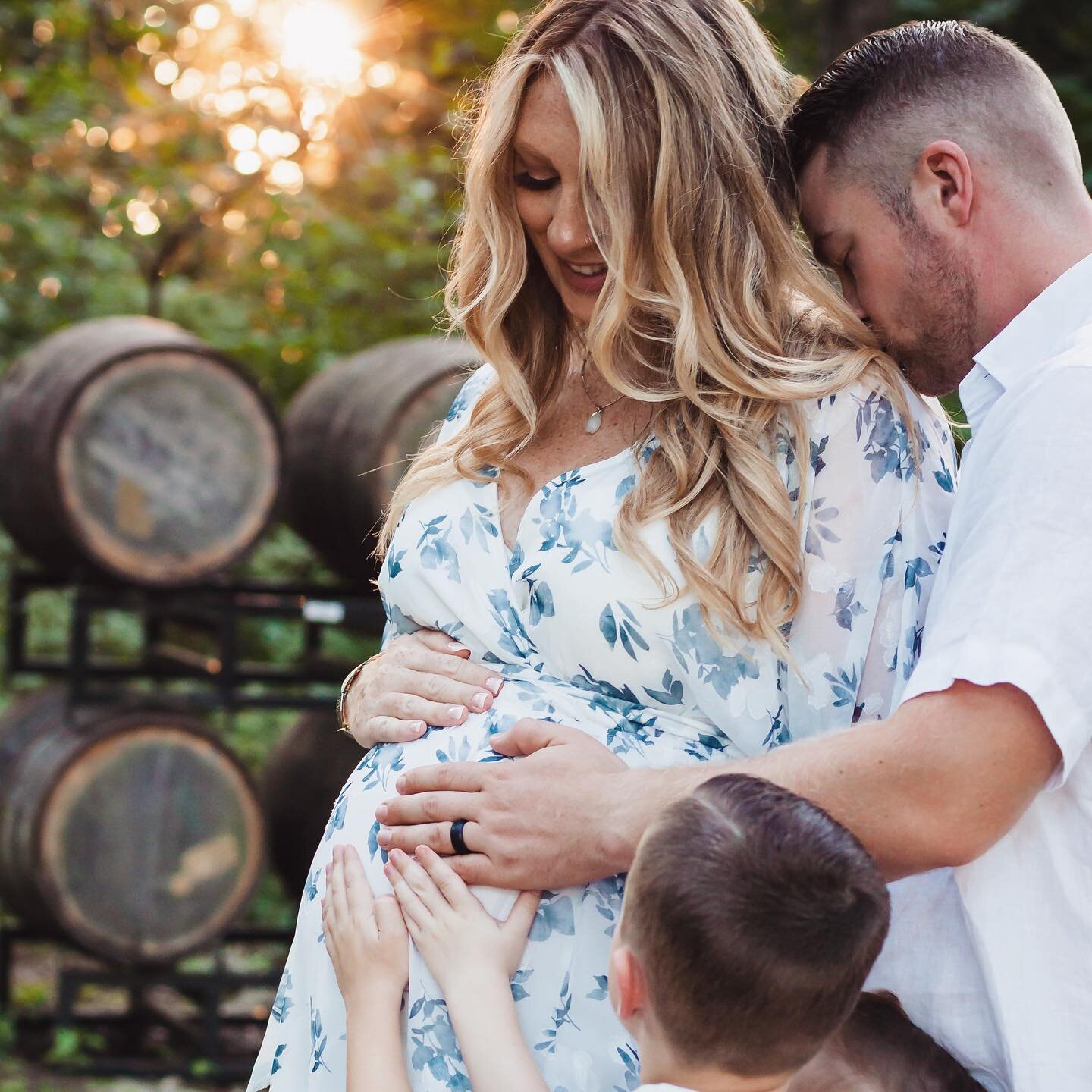 Maternity sessions during golden hour are my favorite. ✨