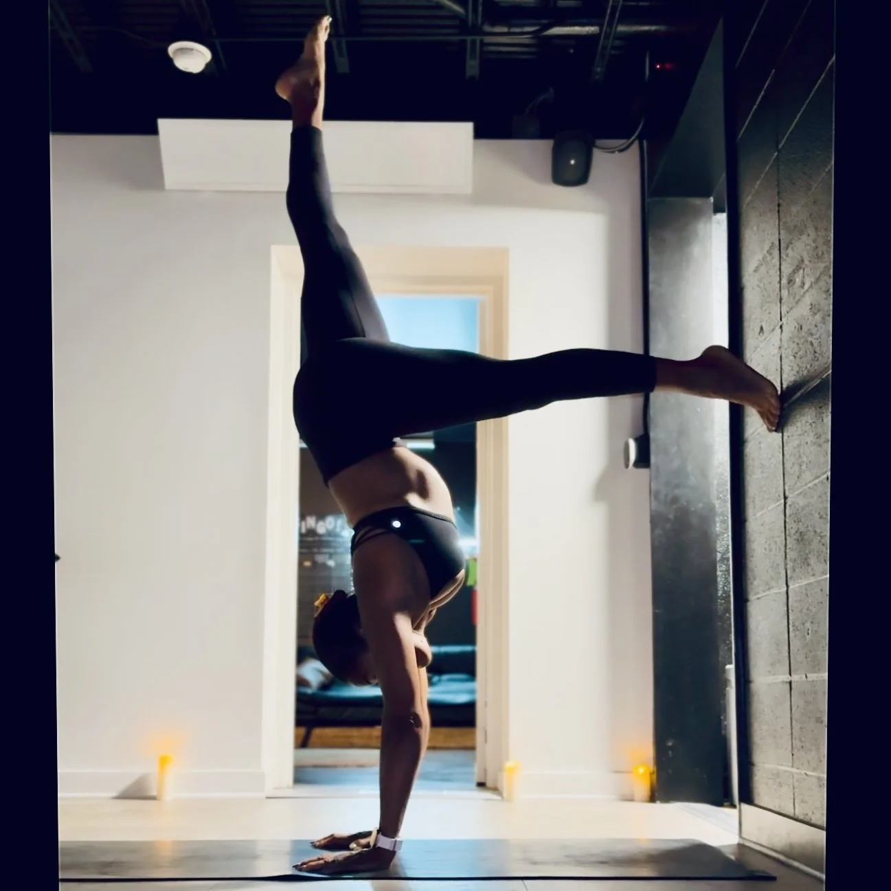 Handstand II w/Nicole: Shapes and transitions