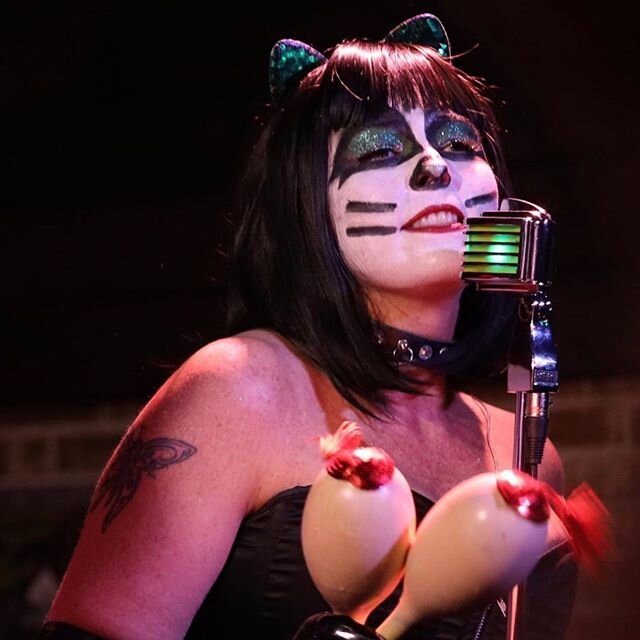 The Memphis Strutters would not be complete without our own hot mama @katvonderp! She sure can shake those maracas!!!