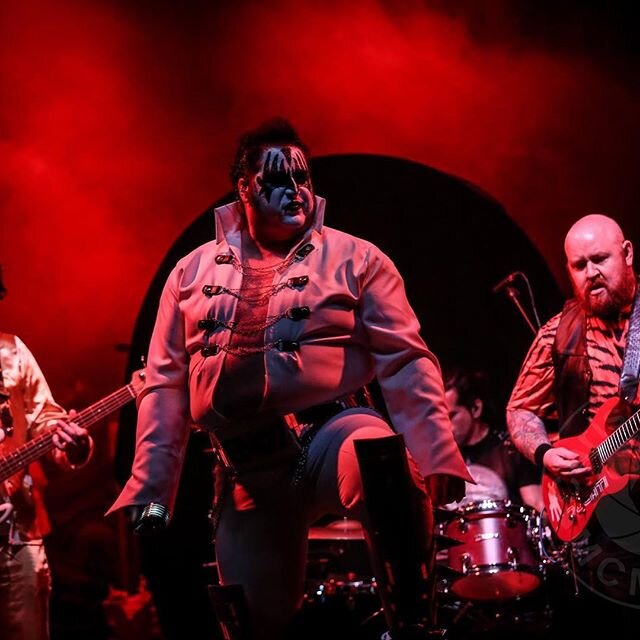 Just a few more hours to utter chaos. In honor of the city of Pasadena, Elviss has eaten 2 dozen long stem roses before the show (flower power?). Come see us and @metalachi rock out at The Rose in Pasadena@canyonconcerts!!!!! Doors at 6.
🤘🎵☠️🎵🤘
.