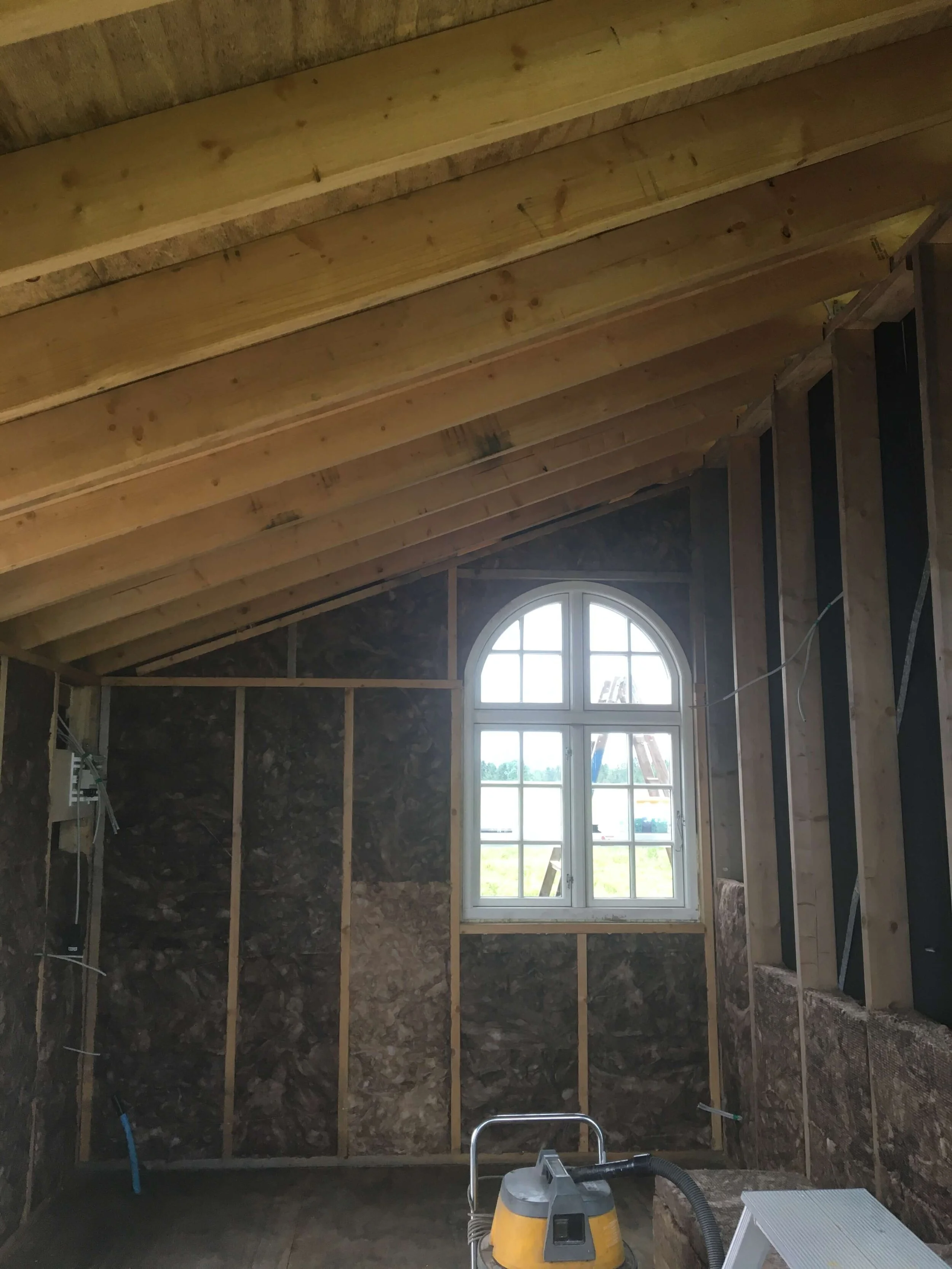 Der er virkelig godt isoleret og selvfølgelig lagt gulvvarme, så huset kan bruges hele året.