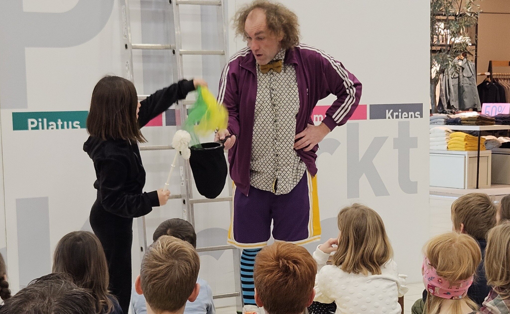 Feierliche Einweihung der Fasnacht letzten Mittwoch mit @jeanloup_kurt_caracho im @pilatusmarkt 🎉🥁
Wir w&uuml;nschen allen N&auml;rrinnen und Narren am heutigen Schmutzigen Donnerstag eine vergn&uuml;gte Fasnacht 🎭🥳🍾