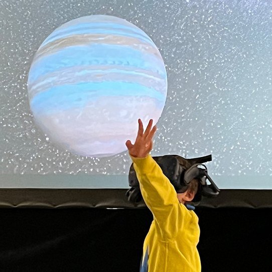 𝗟𝘂𝘀𝘁 𝗮𝘂𝗳 𝗲𝗶𝗻𝗲𝗻 𝗪𝗲𝗹𝘁𝗿𝗮𝘂𝗺𝘀𝗽𝗮𝘇𝗶𝗲𝗿𝗴𝗮𝗻𝗴?👨&zwj;🚀🌒☄️
Ein einzigartiges Virtual Reality Erlebnis erwartet euch im @schweizerkindermuseum: erlebt die Wunder unseres Sonnensystems dank der Virtual-Reality-Brille der @fhnw.ch. 