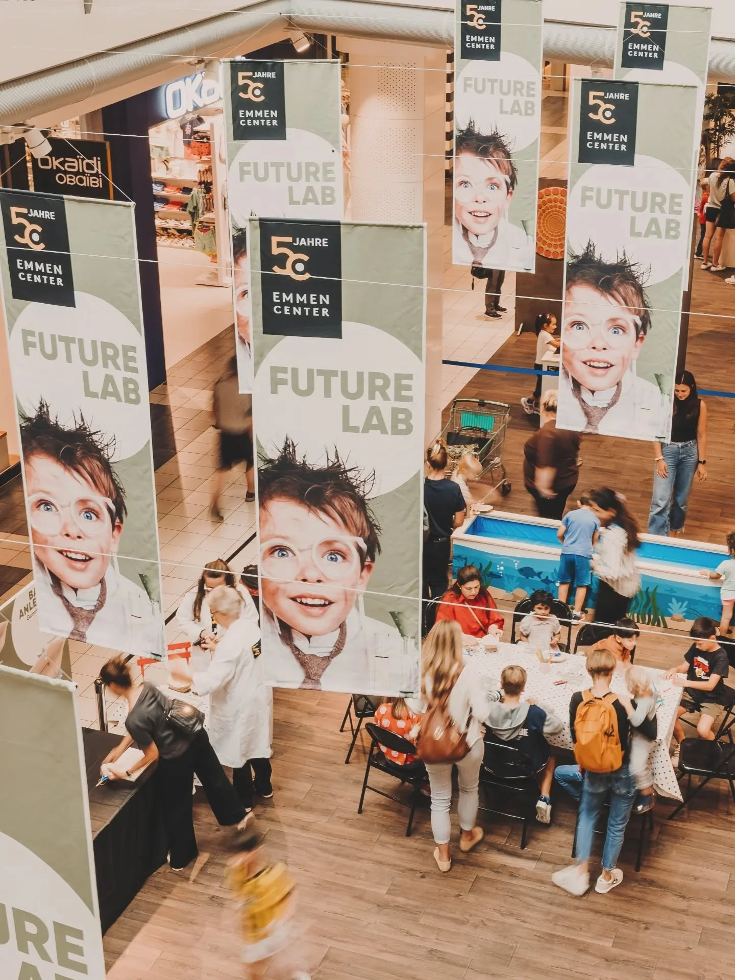 🔬✨ Forschergeist im Einkaufscenter!
Das @emmen_center wurde vom 14.–26. Juli zur Bühne für das interaktive 𝐅𝐮𝐭𝐮𝐫𝐞 𝐋𝐚𝐛, ein Erlebnislabor, das kleine und grosse Entdecker:innen begeisterte.
An sechs Experimen