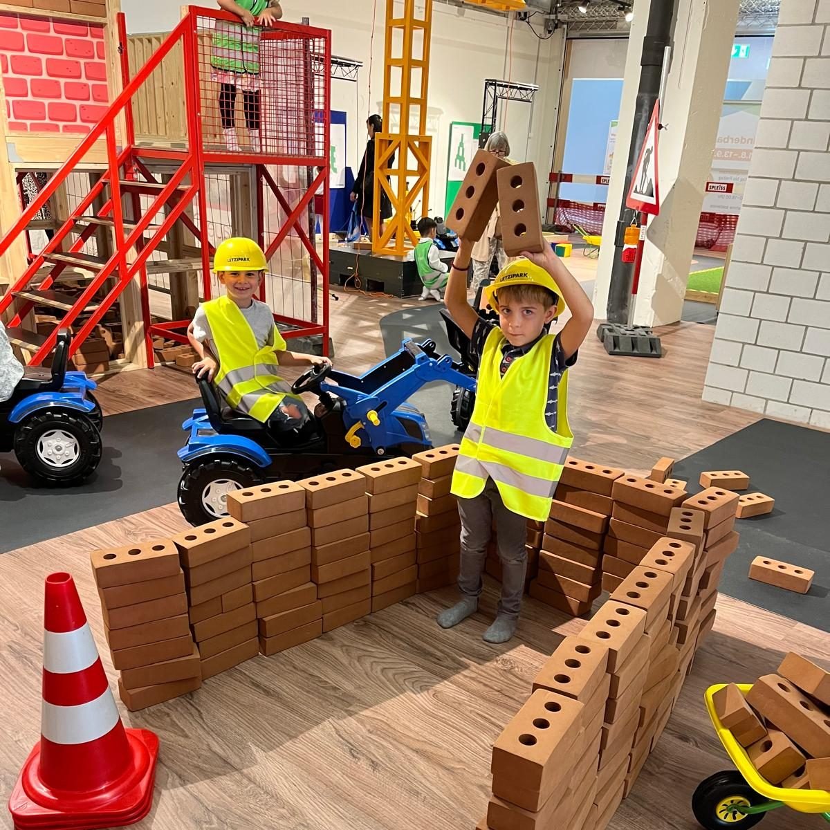 "Keiner ist zu klein, ein Bauprofi zu sein" - so das Motto der @letzipark Kinderbaustelle👷&zwj;♀️👷&zwj;♂️

Vom 21. August - 13. September tummelten sich erneut hunderte Nachwuchs-Bauprofis auf der Baustelle der ganz besonderen Art. Dabei 