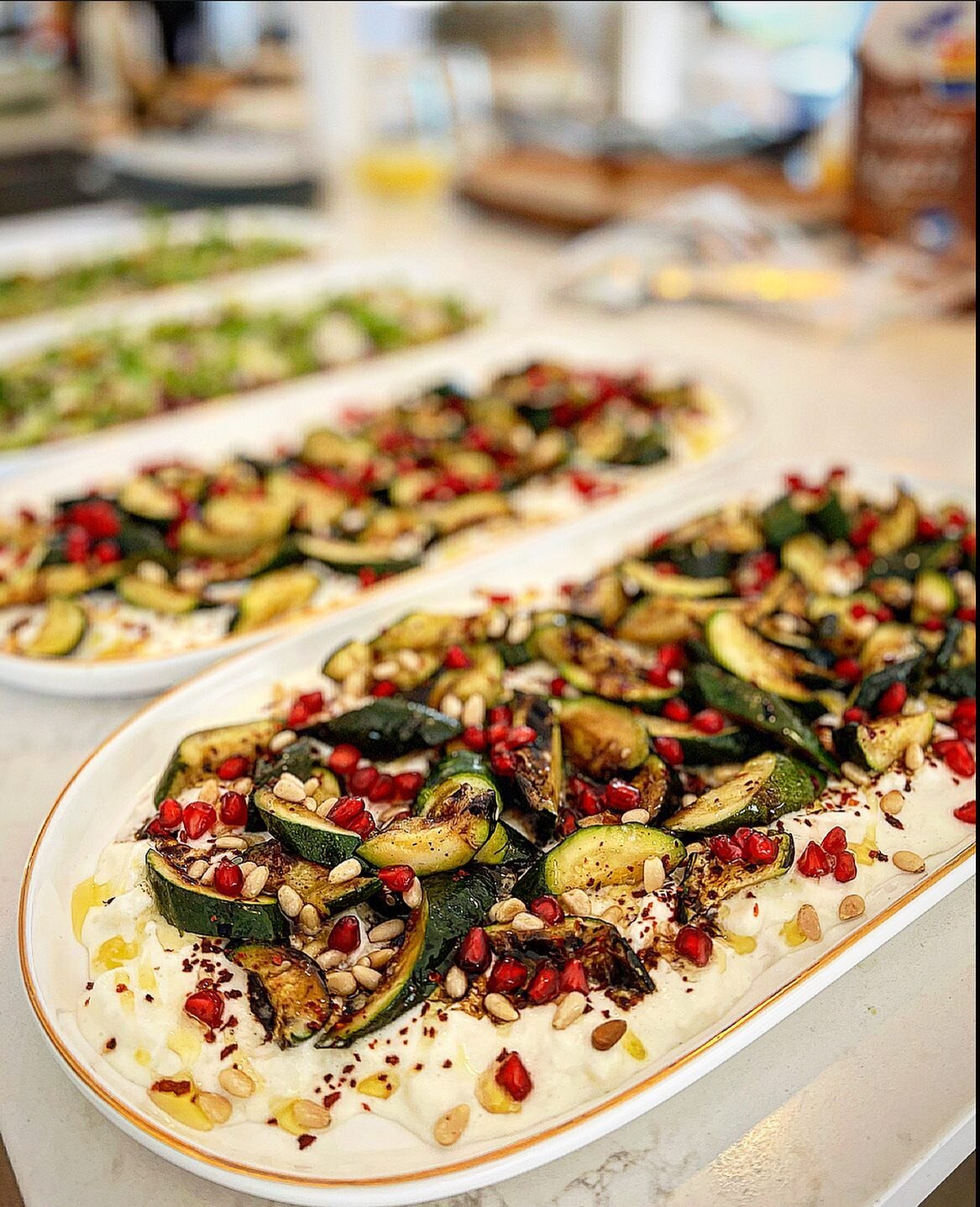 Zesty Grilled Courgettes , Stracciatella Cheese, Pomegranate &amp; Pine Nuts 🤤🌱🤩

One of the entr&eacute;e served yesterday for a long lunch 👌🏽

#waihekechef 
#waiheke
#waihekeisland
#privatechef
#plantbased 
#fundining
#lunch 
#instagood