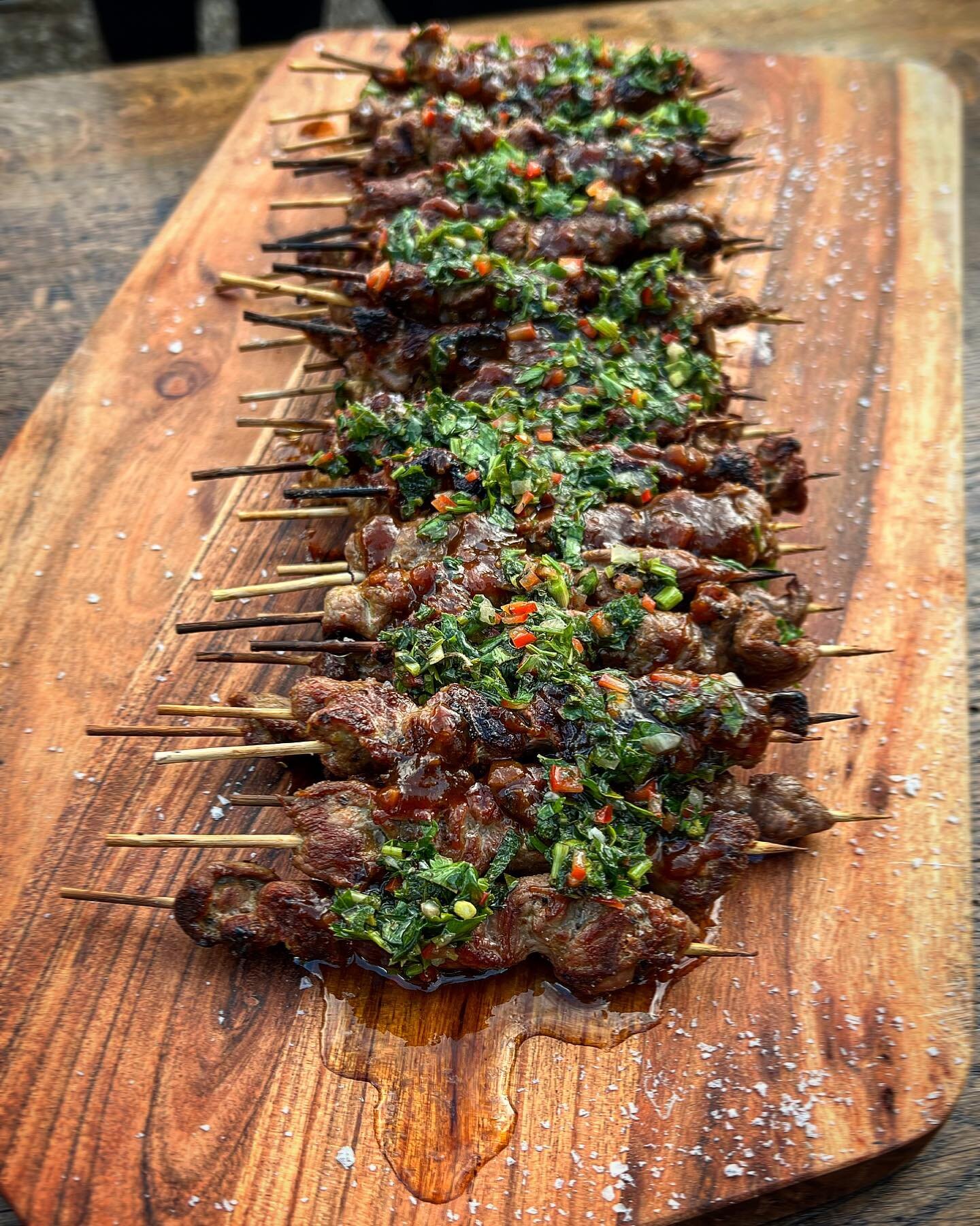 Lumina Lamb Skewers, Jenny&rsquo;s Tamarind Chutney, Chimichurri &amp; lots of Rangihuoa Olive Oil.
Served few days ago at the launching of @allpressolivegroves - lots of fun cooking on the @biggreeneggnz 🔥🤤 

#waihekechef
#waiheke
#waihekeisland
#