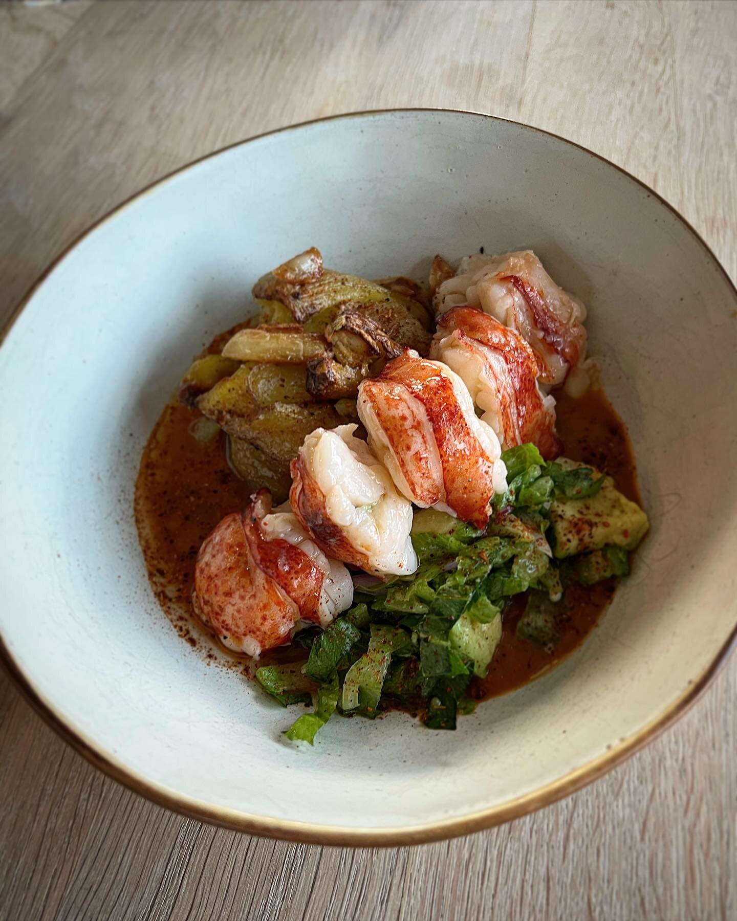 From the test kitchen, Crayfish al Pil Pil with Papas Bravas &amp; Cos and Avo Salsa 👌🏽🤤

#waihekechef
#waiheke
#waihekeisland
#privatechef
#fundining
#crayfish
#seafood
#instagood 

🎶 @lab_music