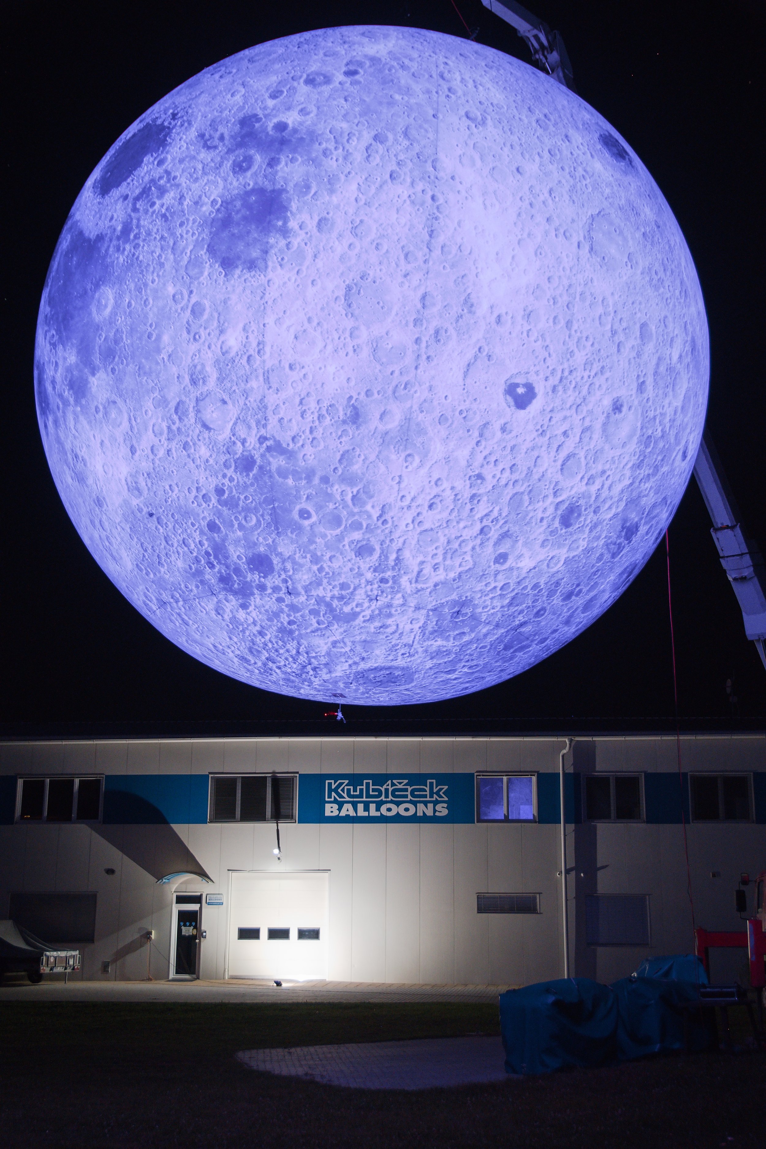 Kubicek Inflatable Blue Moon.jpg