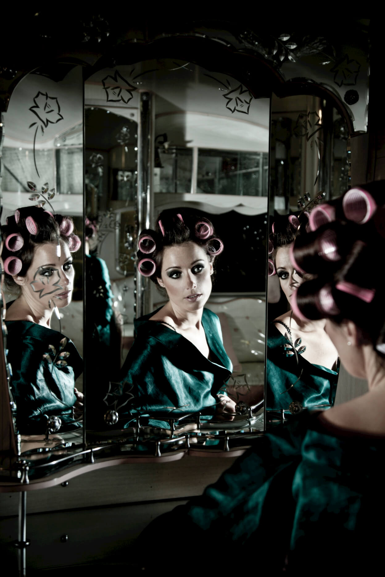 lizzy-parks-jazz-soul-singer-posing-looking-into-mirror-with-hair-curlers-dressing-room.jpg