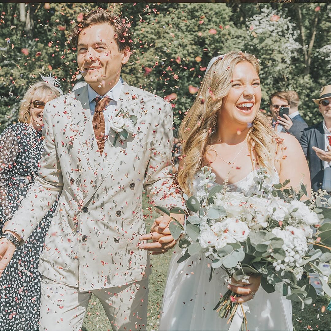 These guys, there couldn&rsquo;t be any more belly laughs during this wedding. Such fun, such joy and so perfectly highlighted by @lotusphotographyuk 

#springwedding #wedding #southwestweddings #dorsetplanner #weddingflowers #weddingstyling