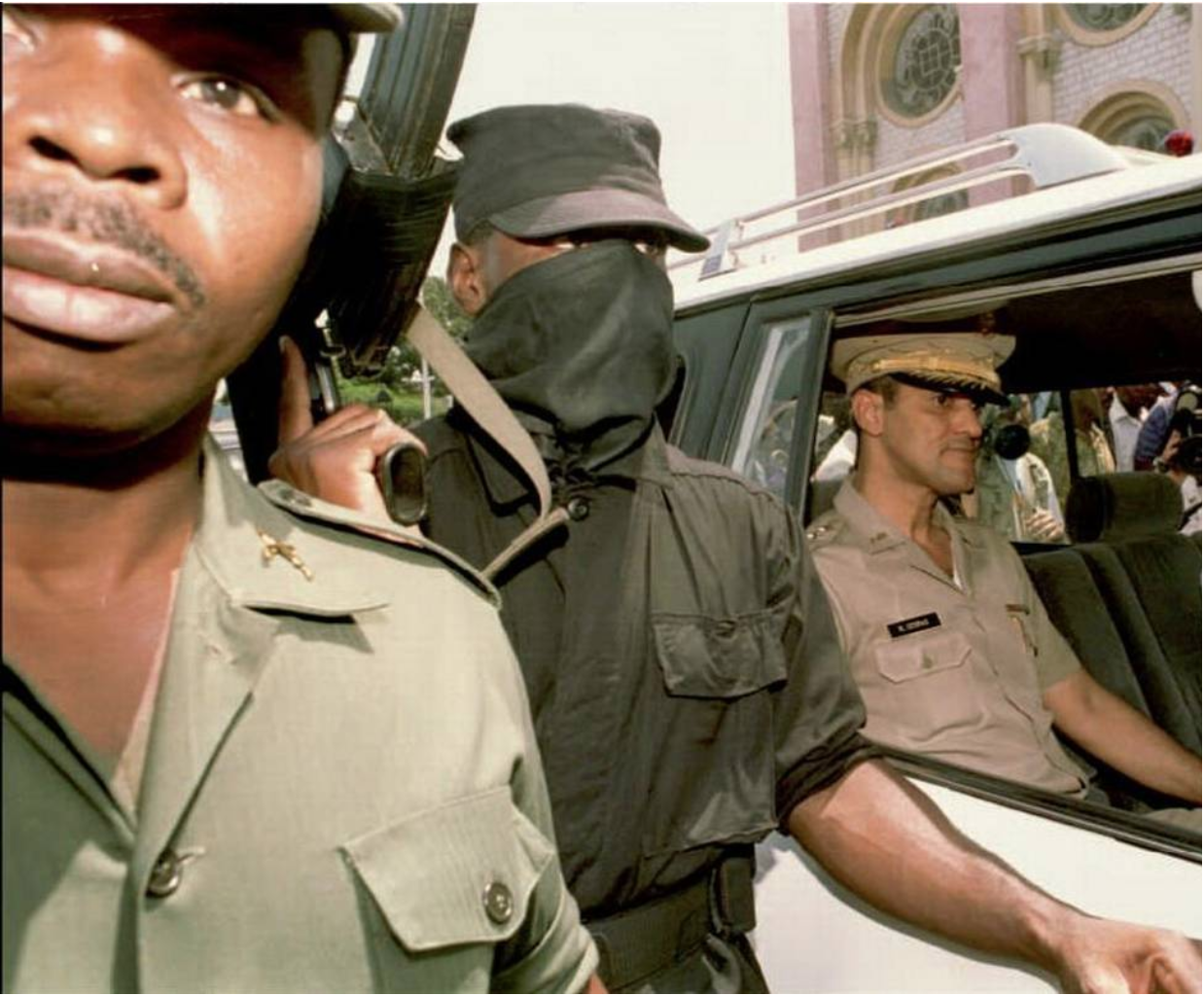 Raoul Cédras dans sa voiture entouré de ses soldats.