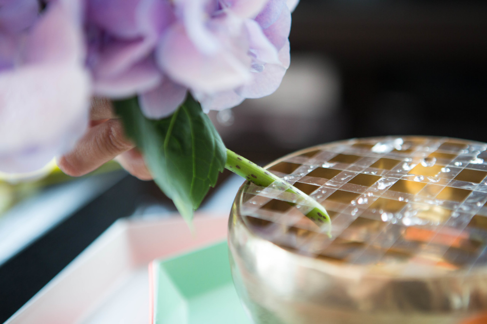 Create a grid on vase to structure an arrangement