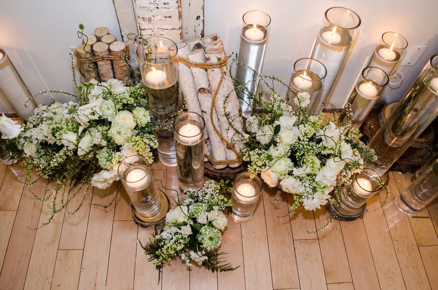 How to Create a Memorable New Year's Eve Party Using Flowers, image size:1500x993