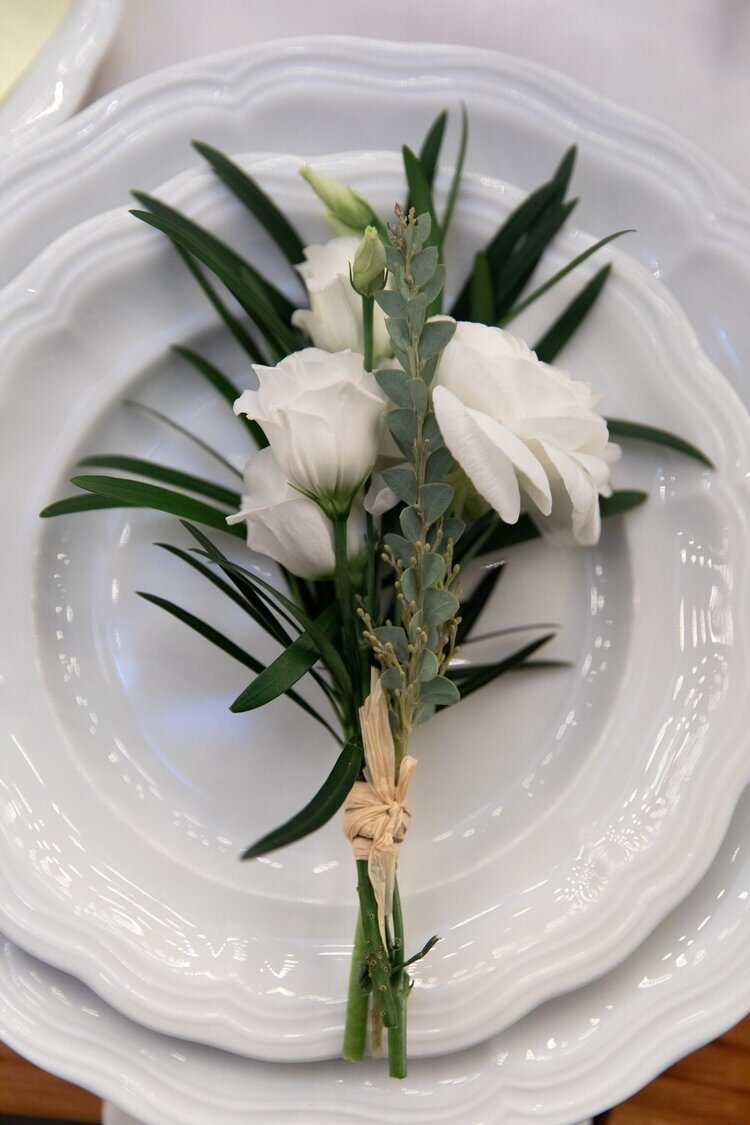 blue-white-flower-place-setting.jpg