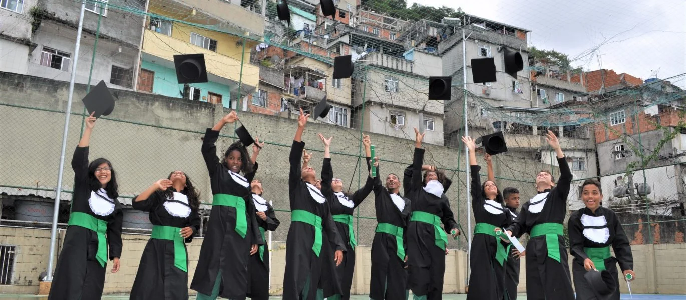 SOLAR MENINOS DE LUZ Founded in 1991, it is a civil and philanthropic organization that promotes integral education for 420 students, from Nursery to High School, from the communities of Pavão-Pavãozinho and Cantagalo (Rio de Janeiro). We are partners of the Meninos de Luz Manor since 2007, working as their press office, while also sitting on the Council and providing strategic advice to the NGO.