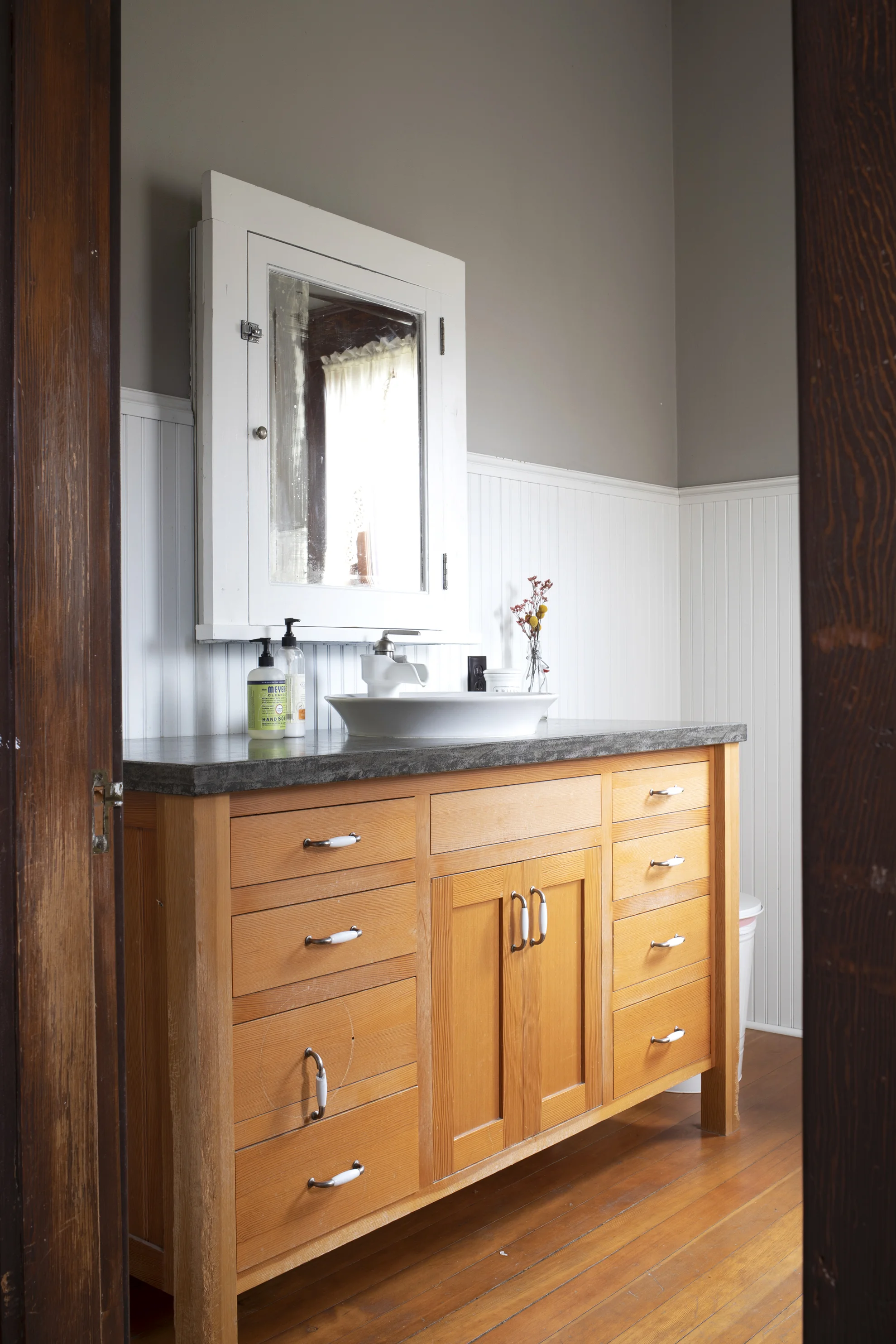Farmhouse Main Bathroom // A Quick, Budget-Friendly Refresh