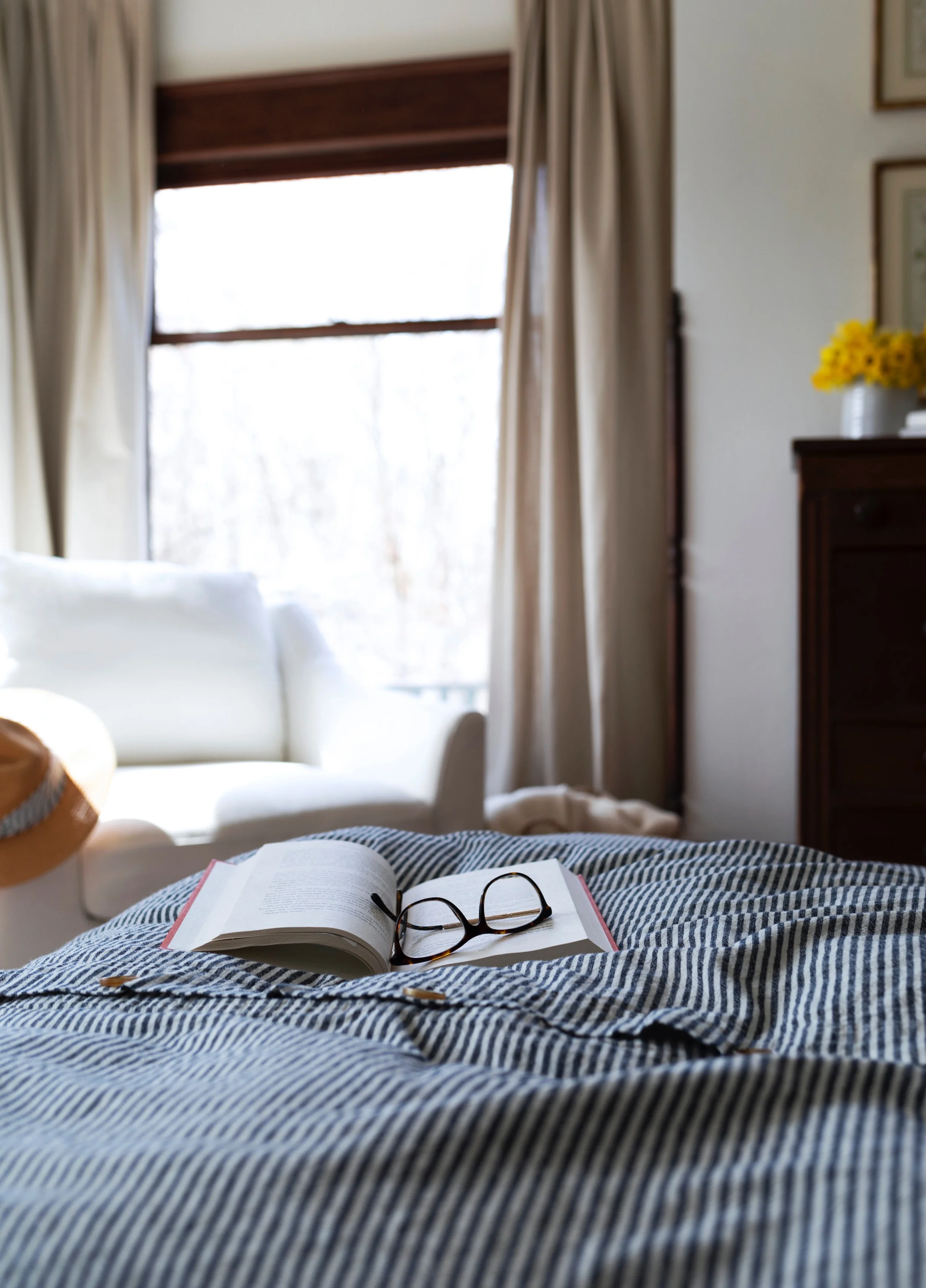 The+Grit+and+Polish+-+Farmhouse+Master+Book+on+bed+2.jpg