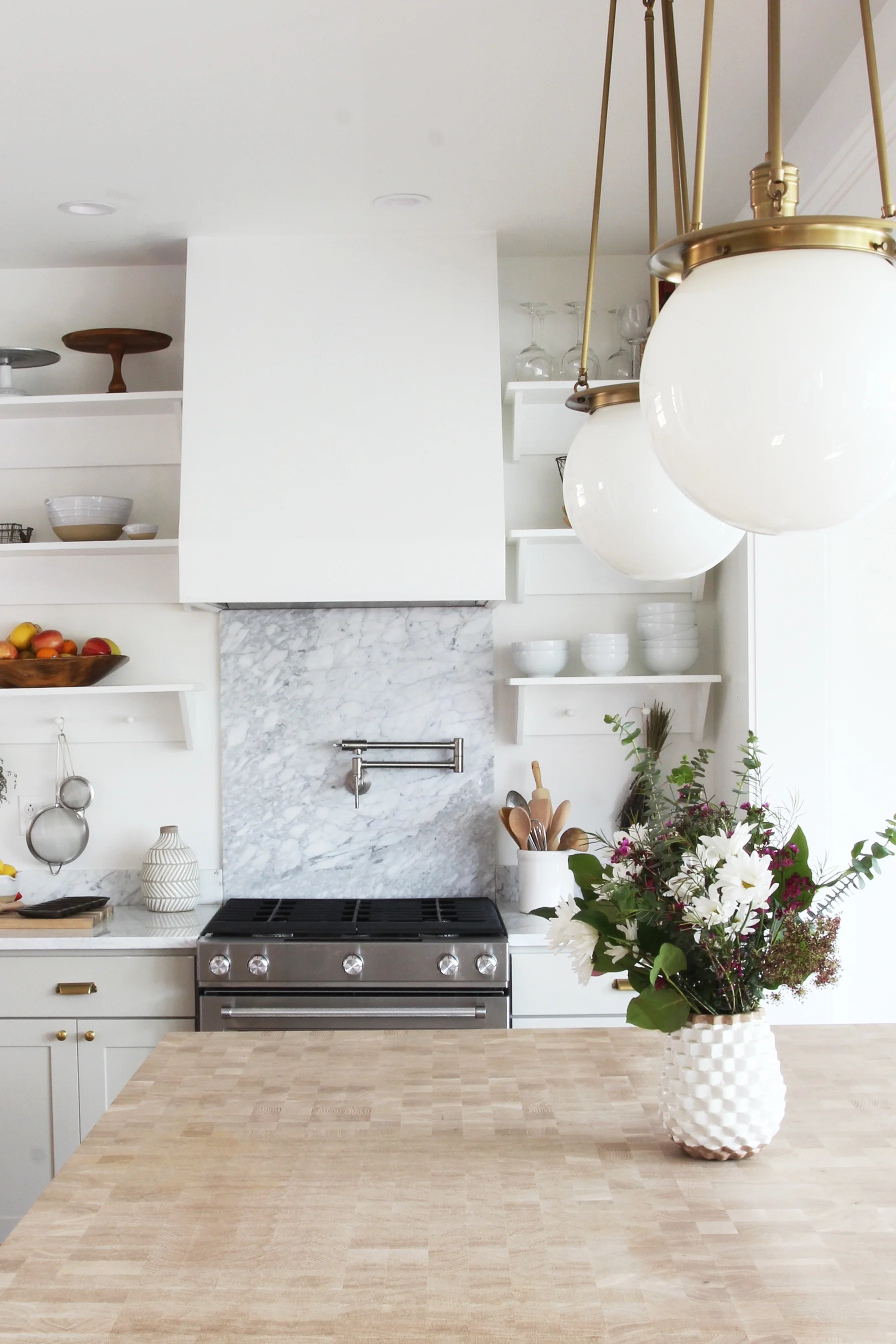 The+Grit+and+Polish+-+Porch+House+Kitchen+Flowers+on+Island.jpg