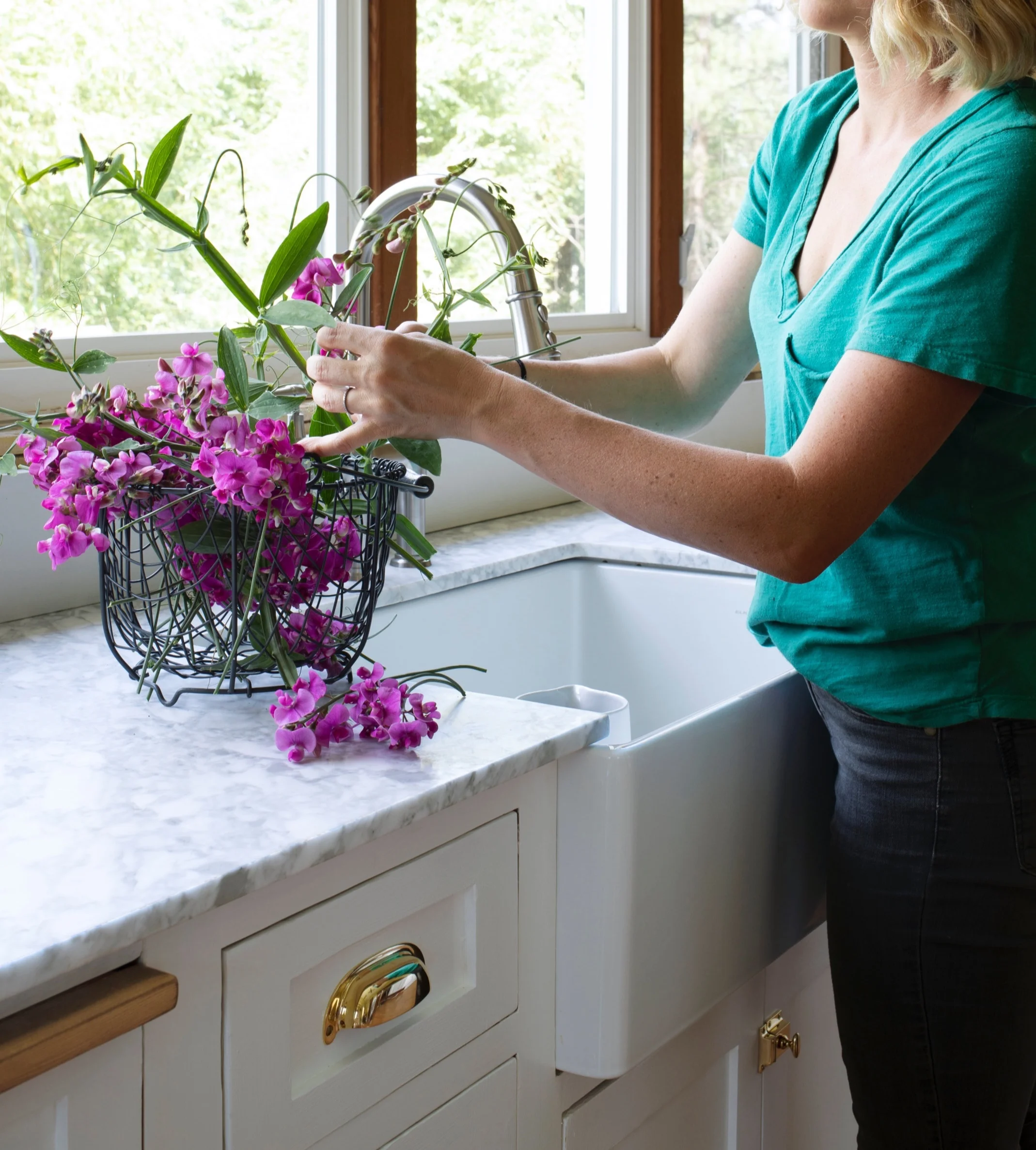 The%2BGrit%2Band%2BPolish%2B-%2BFarmhouse%2BKitchen%2BUpdate%2BElkay%2BSink%2B%252B%2BFaucet%2BFlowers%2B2.jpg