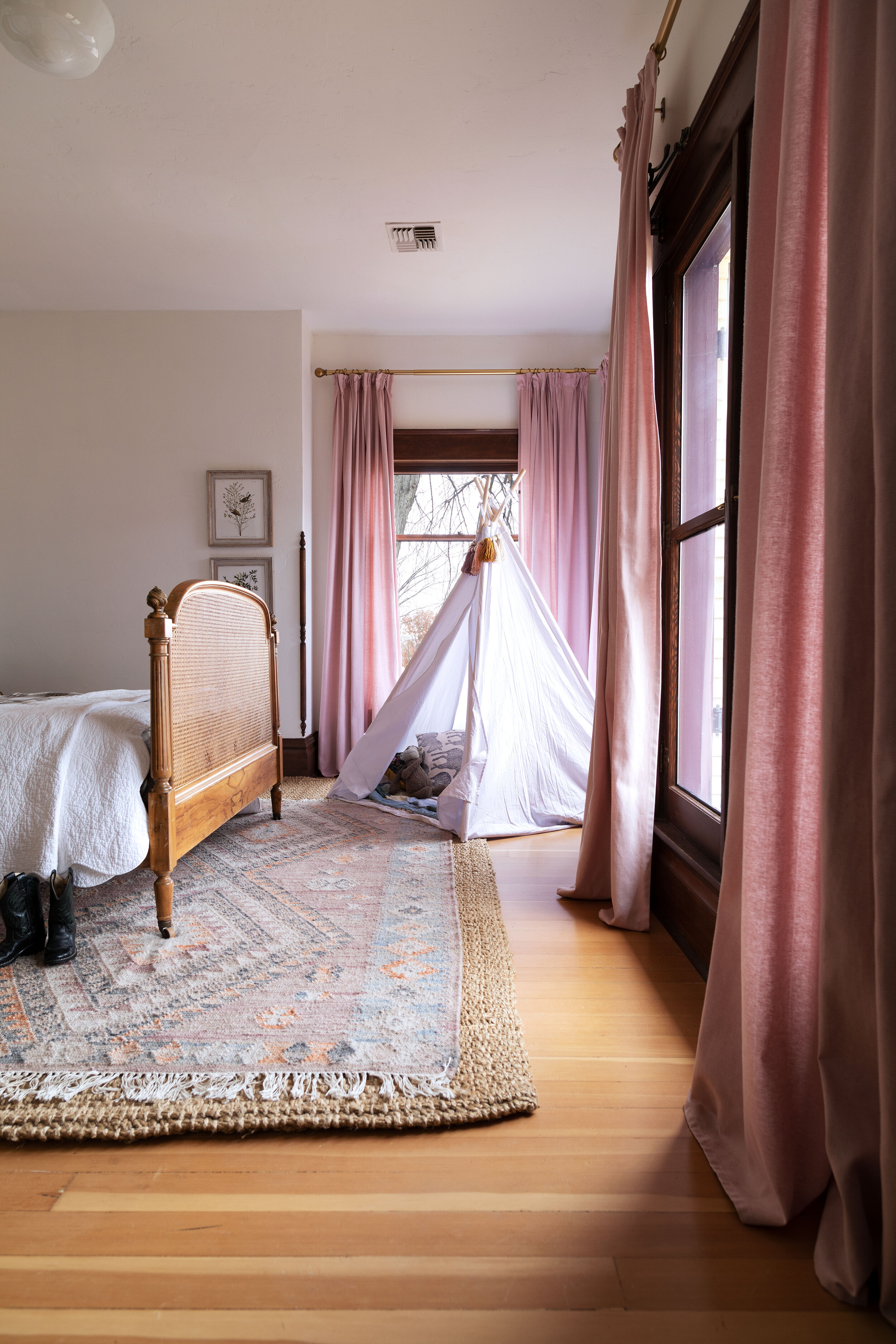 Transitioning Daphne's nursery to a big kid bedroom at the Farmhouse - www.thegritandpolish.com