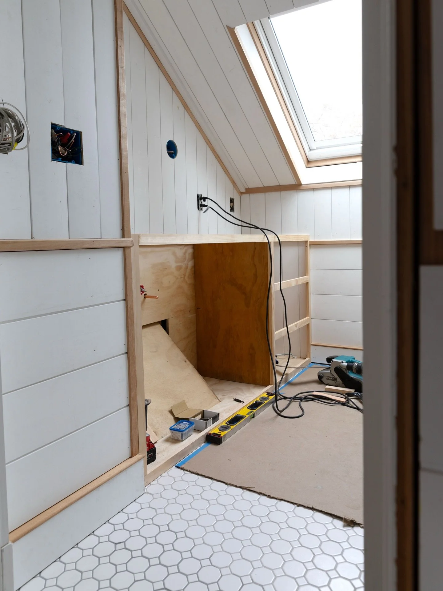 Bathroom progress at the Hill House! 

It&rsquo;s been two steps forward, and one step back 🙃 We&rsquo;ve been making great progress on paneling, caulking, building the vanity, picking a paint color, finding a previously-loved countertop - but ran i