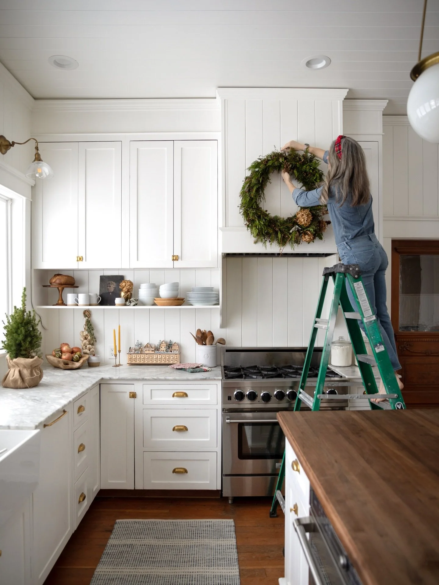 Since yesterday&rsquo;s Farmhouse holiday post sparked so much nostalgia, I thought I&rsquo;d share a few more of my favorite Christmas moments from that chapter&hellip; this time from the kitchen.

I know everyone&rsquo;s saying white kitchens are o