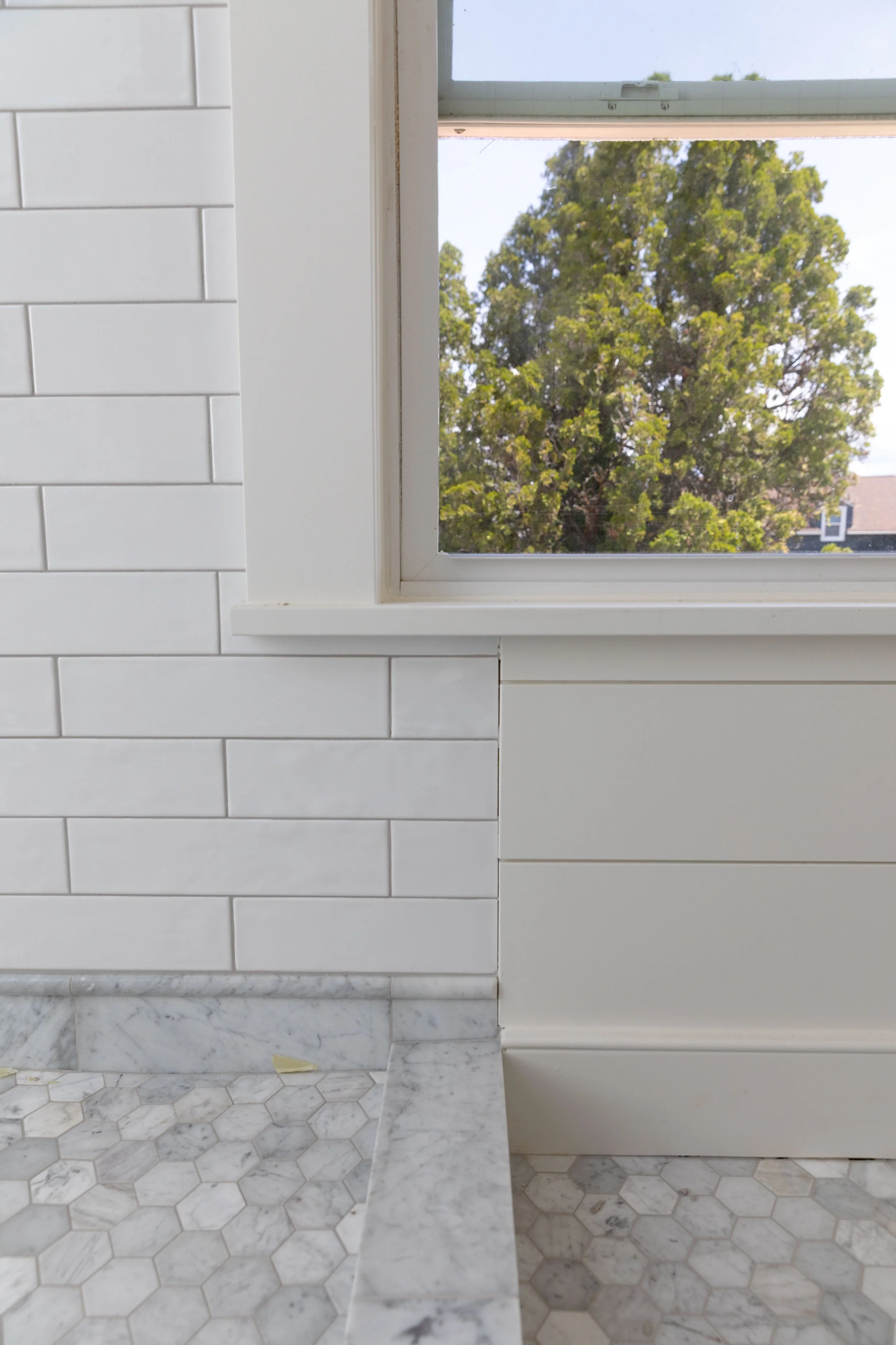 White subway wall tiles by Daltile with Laticrete epoxy grout in Iron