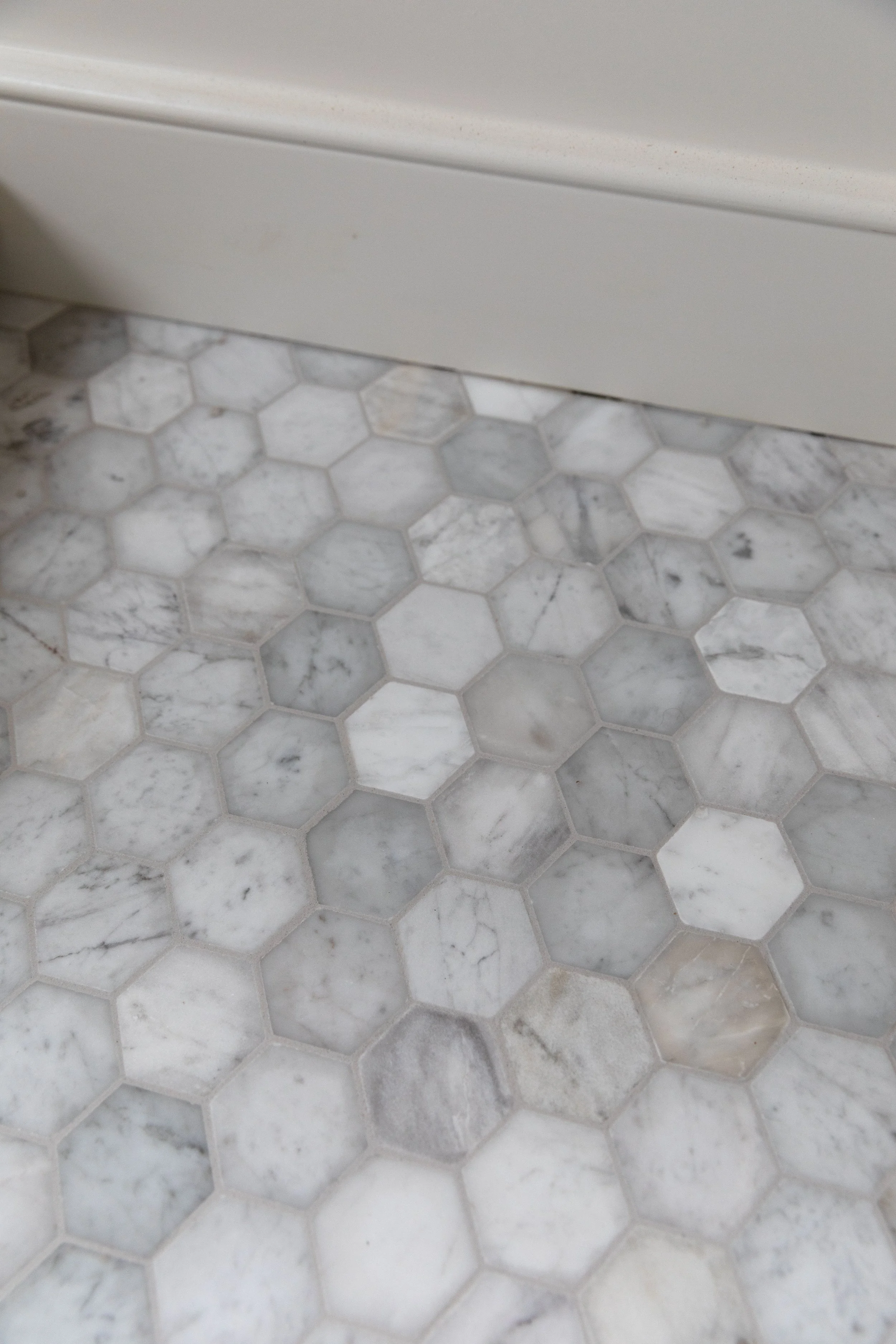 LATICRETE SPECTRALOCK PRO Premium epoxy grout in Iron with marble hex tile