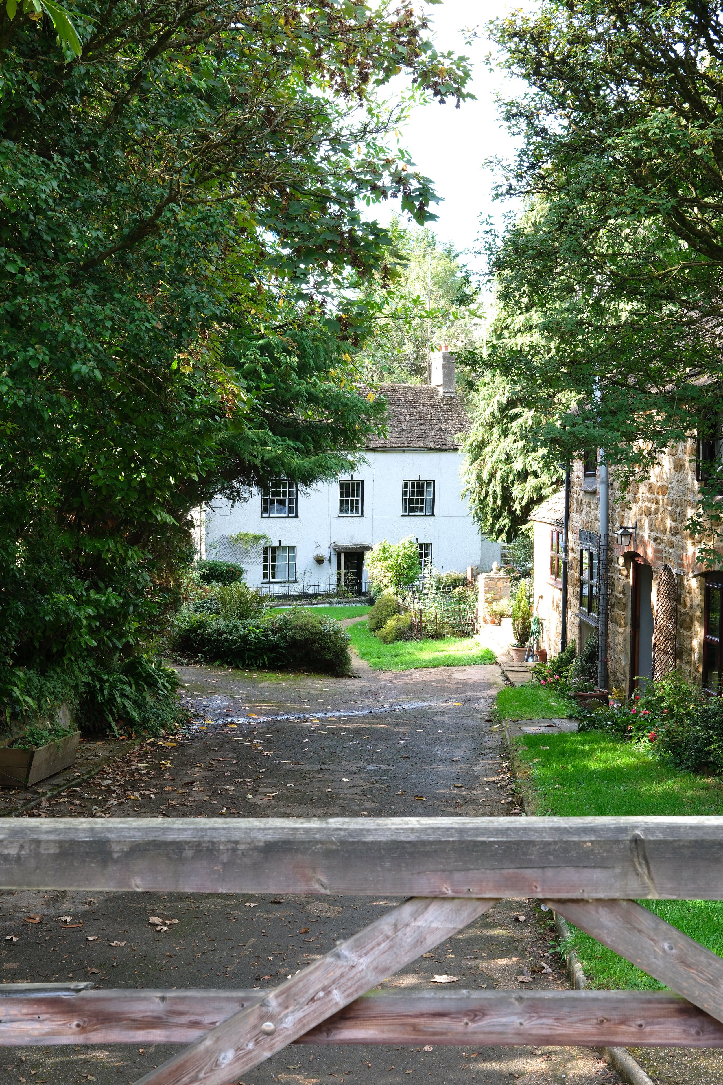 White cottage along the Cotswold Way trail
