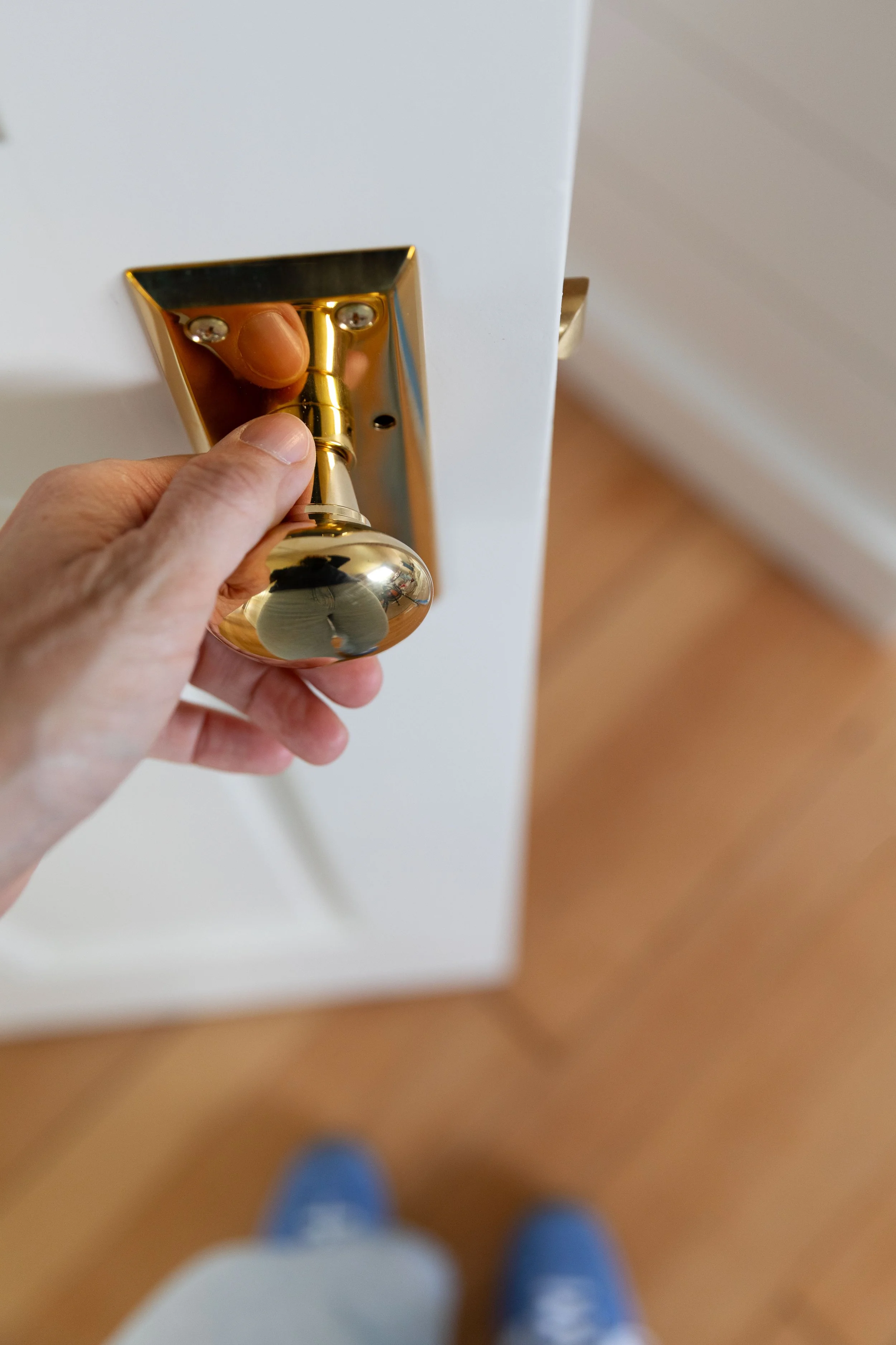 Features and considerations for unlauqered brass doorknobs