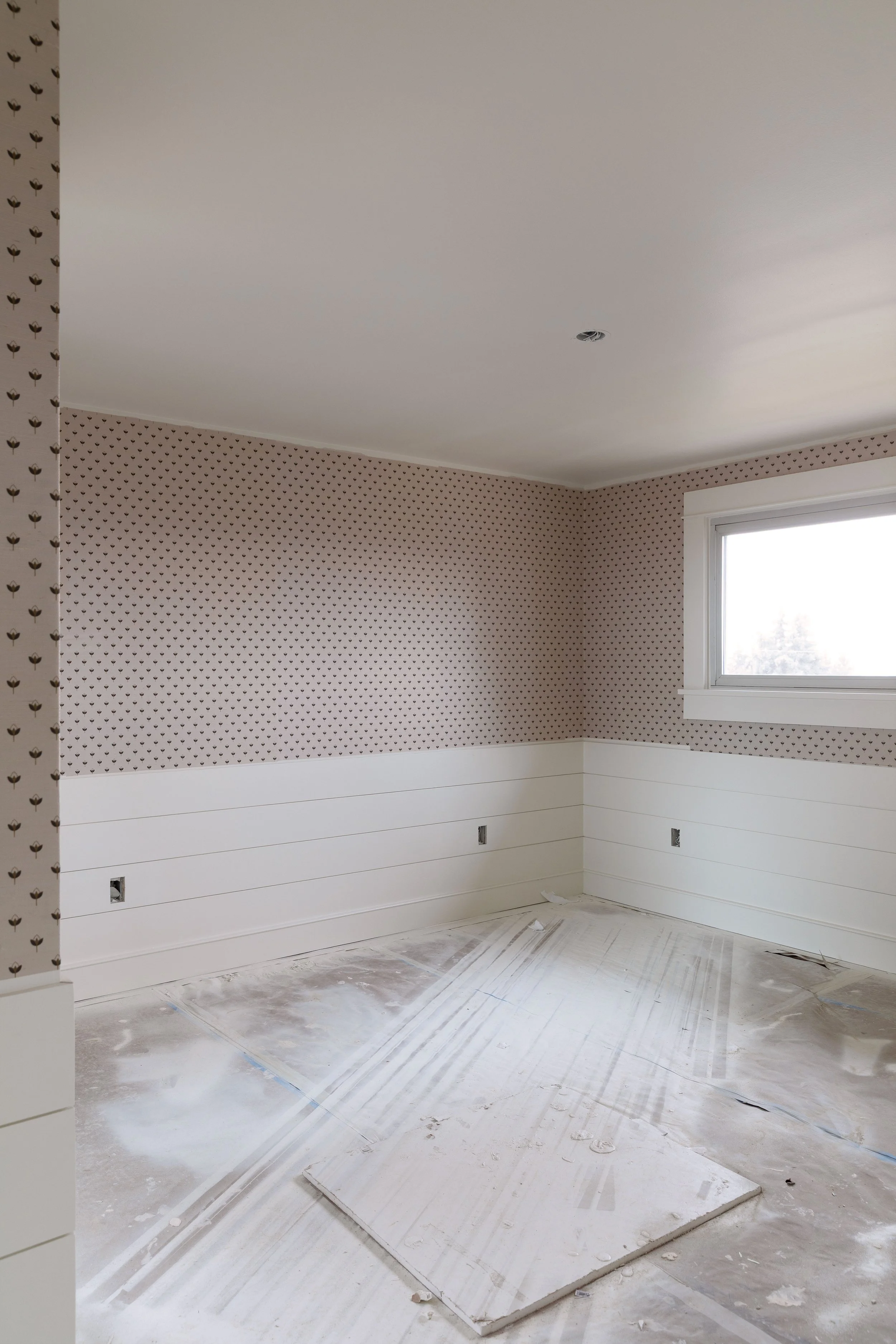 Finished grasscloth wallpaper in Daphne’s bedroom at the Hill House, showing small-scale floral print and layered texture
