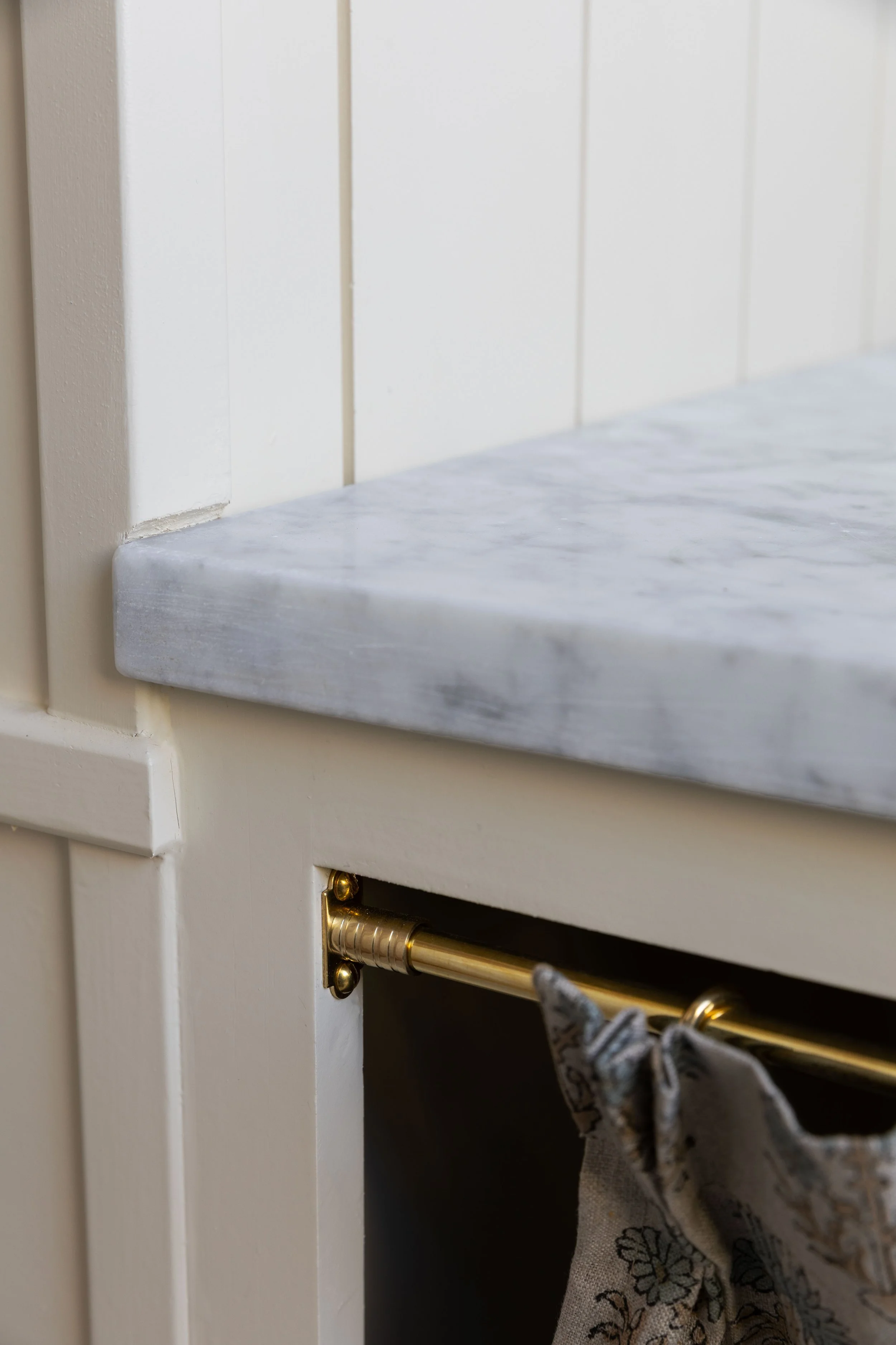 Close-up of the hanging hardware used for our bathroom vanity skirt