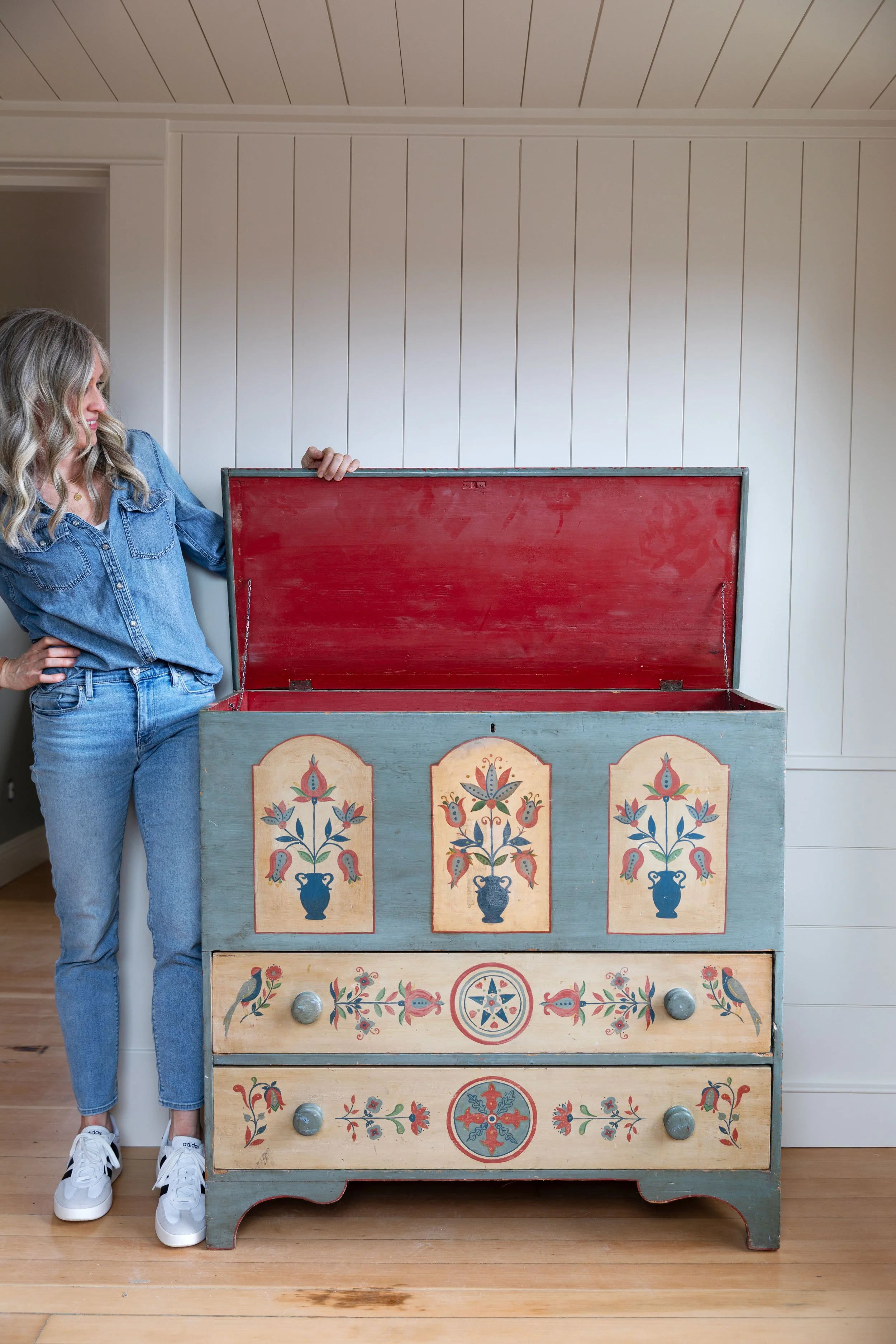 A surprising red interior on a hand-painted dresser-found-on-FBMP
