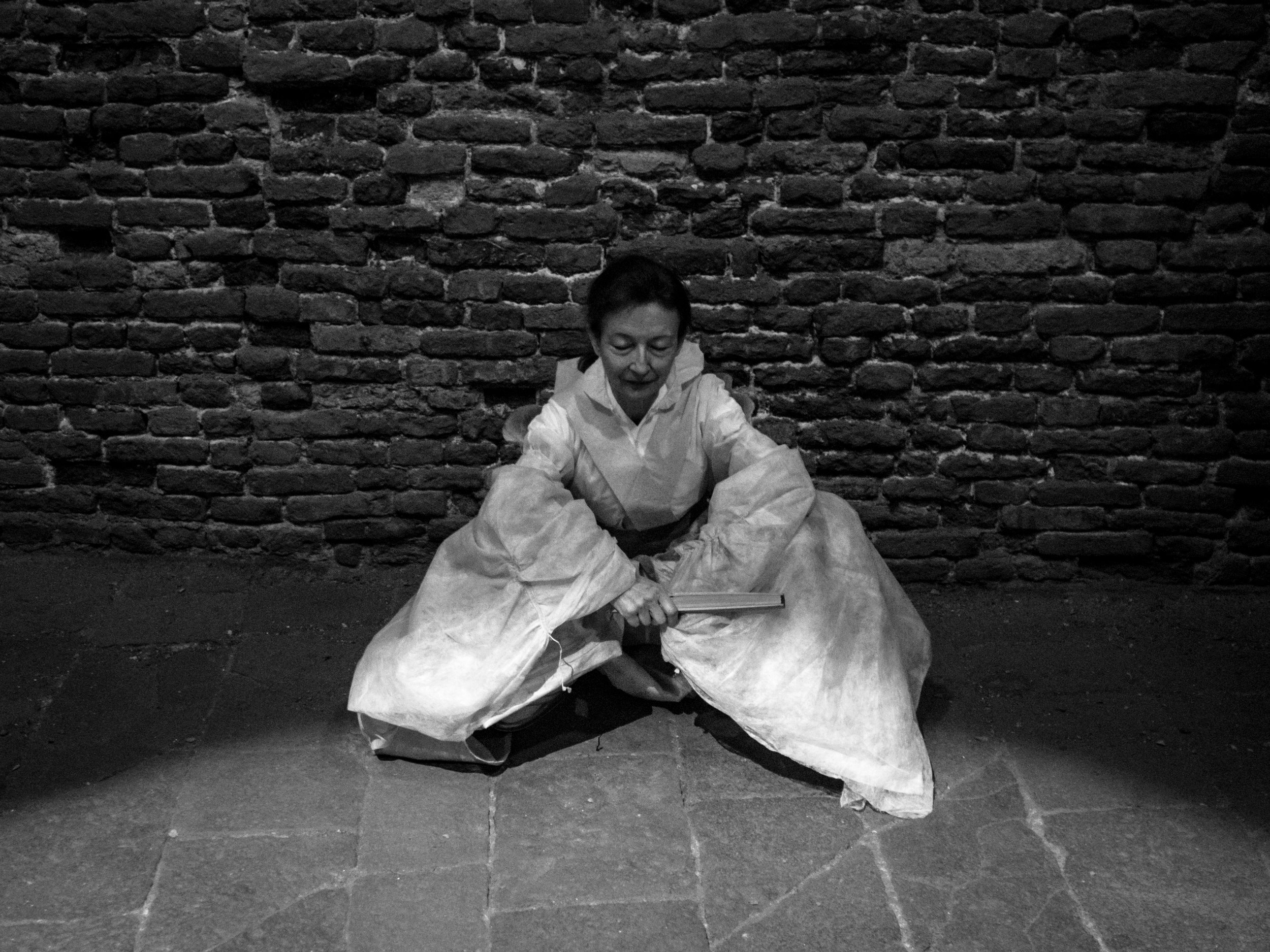 The action of ‘grinding’ the ground, produced by the Nō actress’ gliding footsteps resonates with the sound of stone as it is being carved.