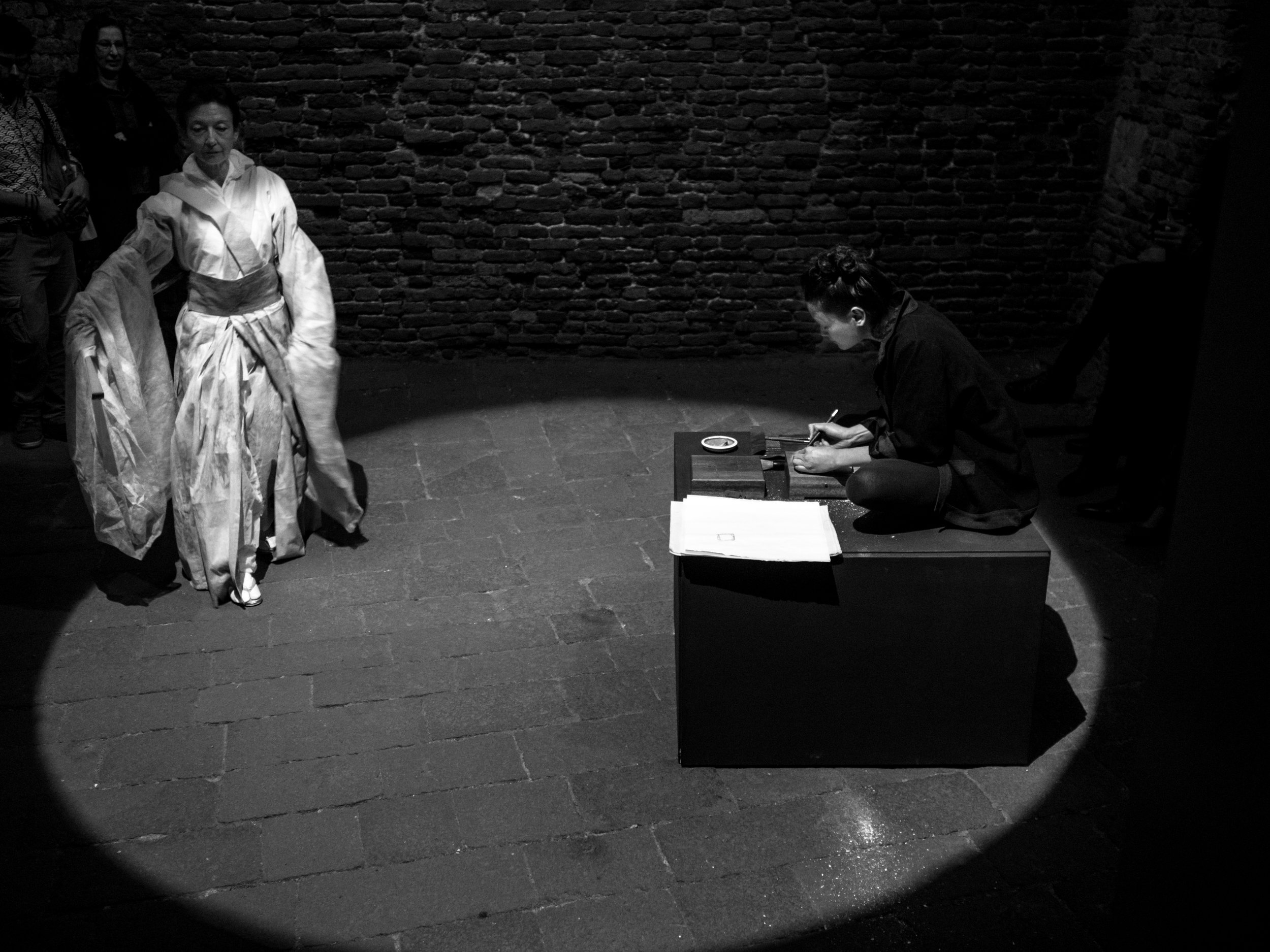The correspondance was made between the structure of the stage – a magic space composed of 9 squares- and the inscribed face of nine assembled seals, which provide a temporal and spatial frame for the performance.