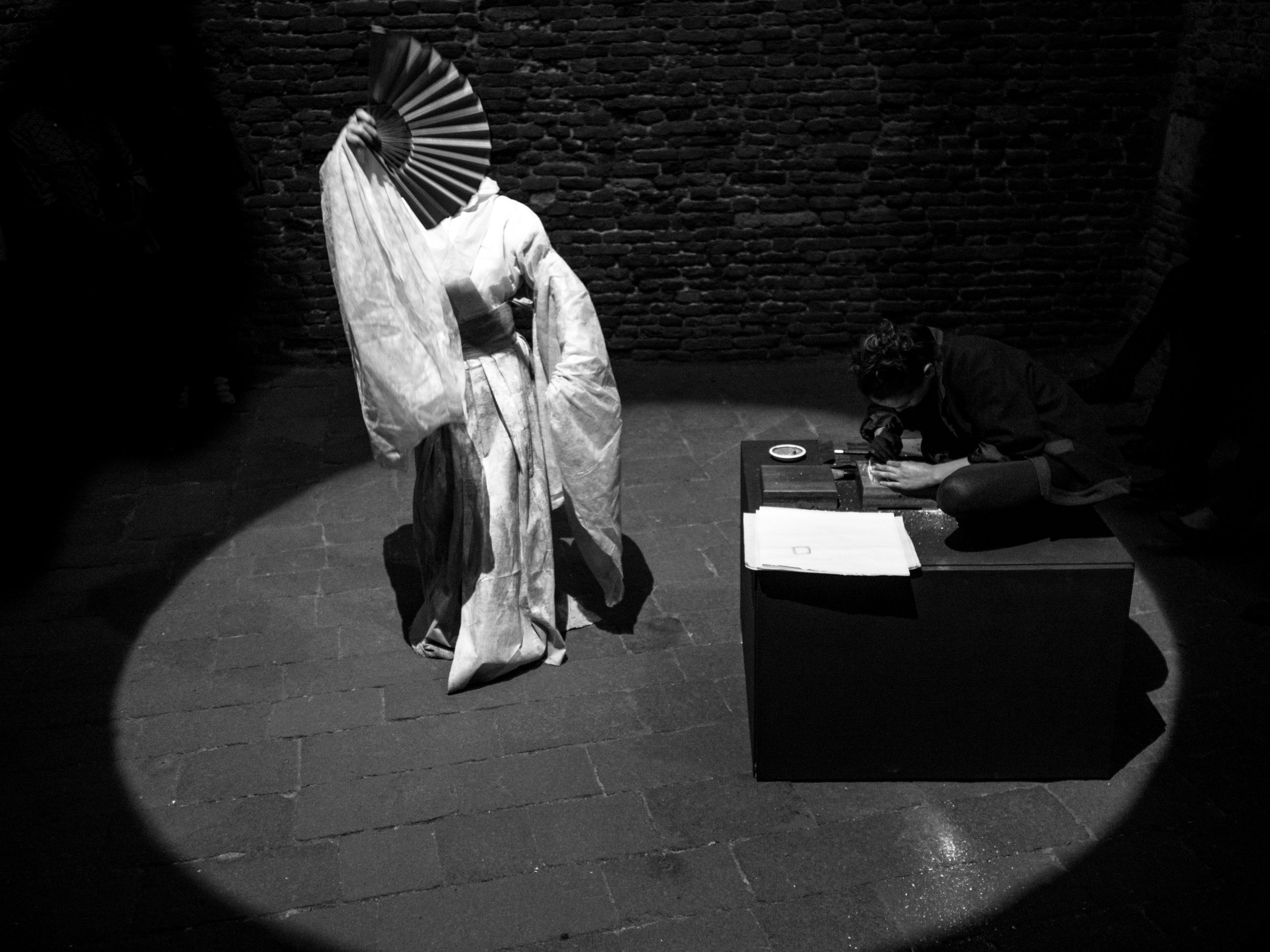 The collaboration points at the fragmentary nature of relationships between disciplines, the way they point at commonalities in gesture, composition, rhythm, as well as the novel eye such experiments bring for the practitioners themselves.