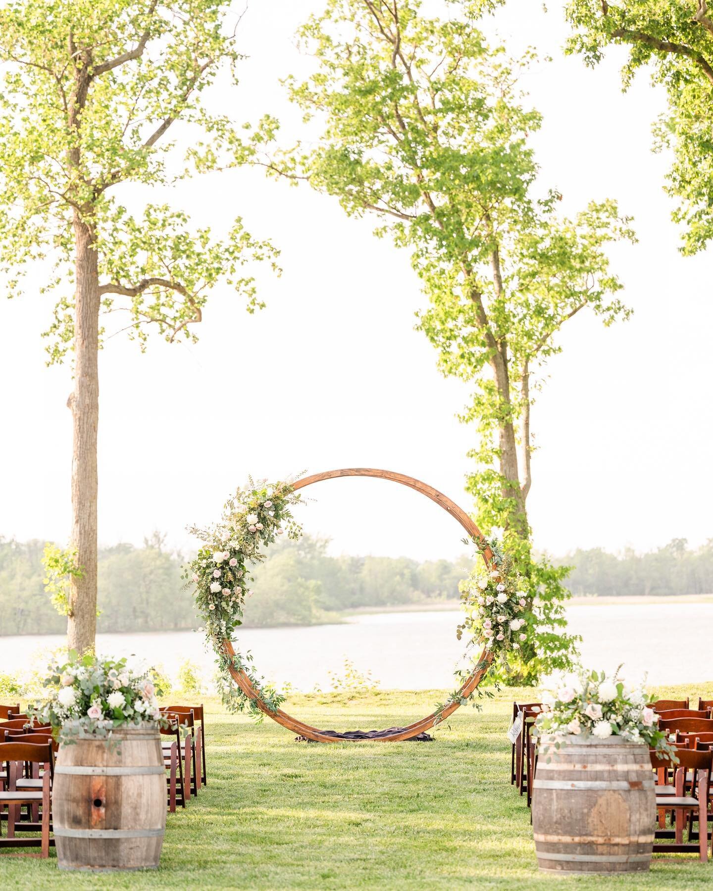 What a view! We love a ceremony by the water🌿🌷 also can we get an applause for the flowers 👏🏻