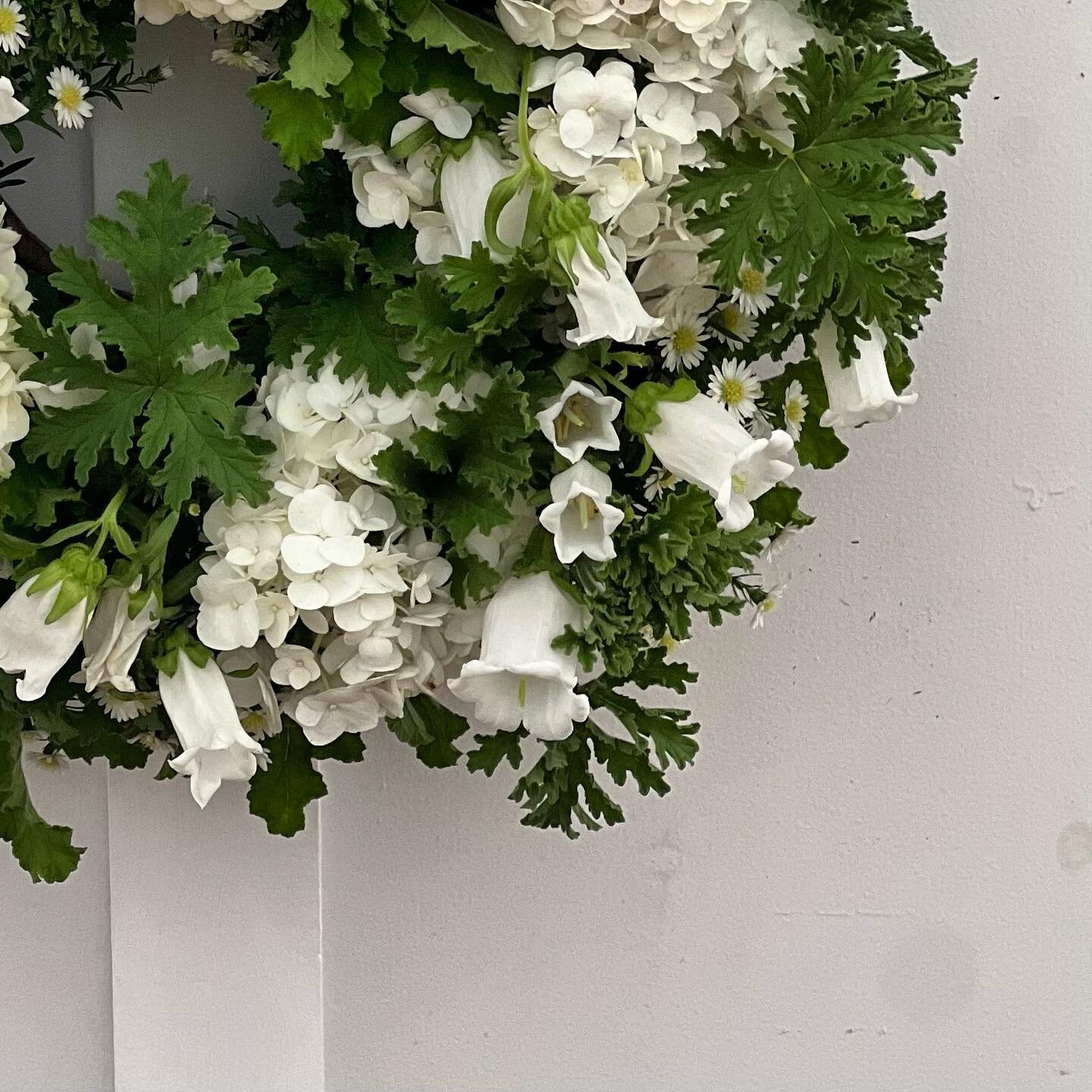 I&rsquo;m pretty much in love with the wreaths I created last weekend for Lindsey &amp; Dean. 

#manchestervtwedding #churchdoor #whitegreen #campanula #geranium #vermontflowers #weddingflowers #timelessdesign #vermontwedding #manchestervt #classicwe