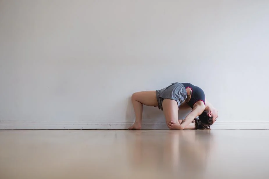 modern-dance-pose-by-wall_925x.jpg